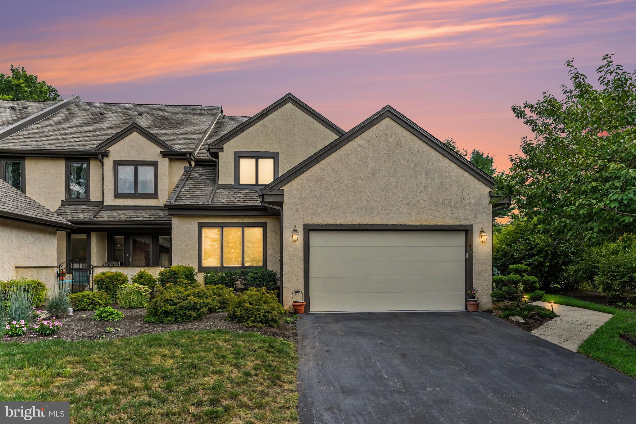 944 HEDGEROW COURT