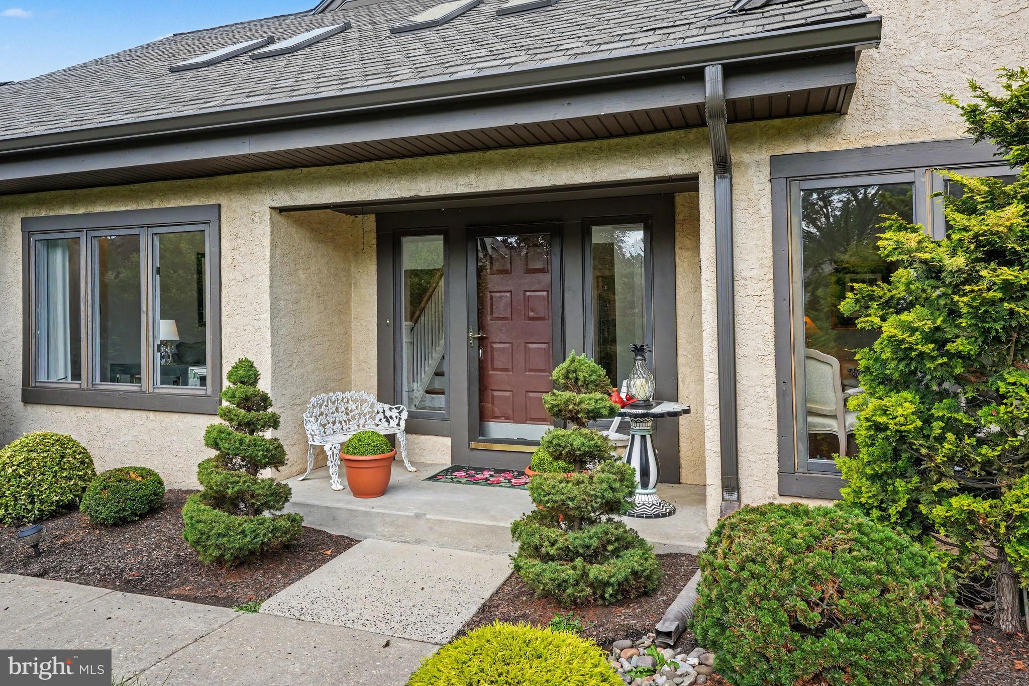 944 HEDGEROW COURT