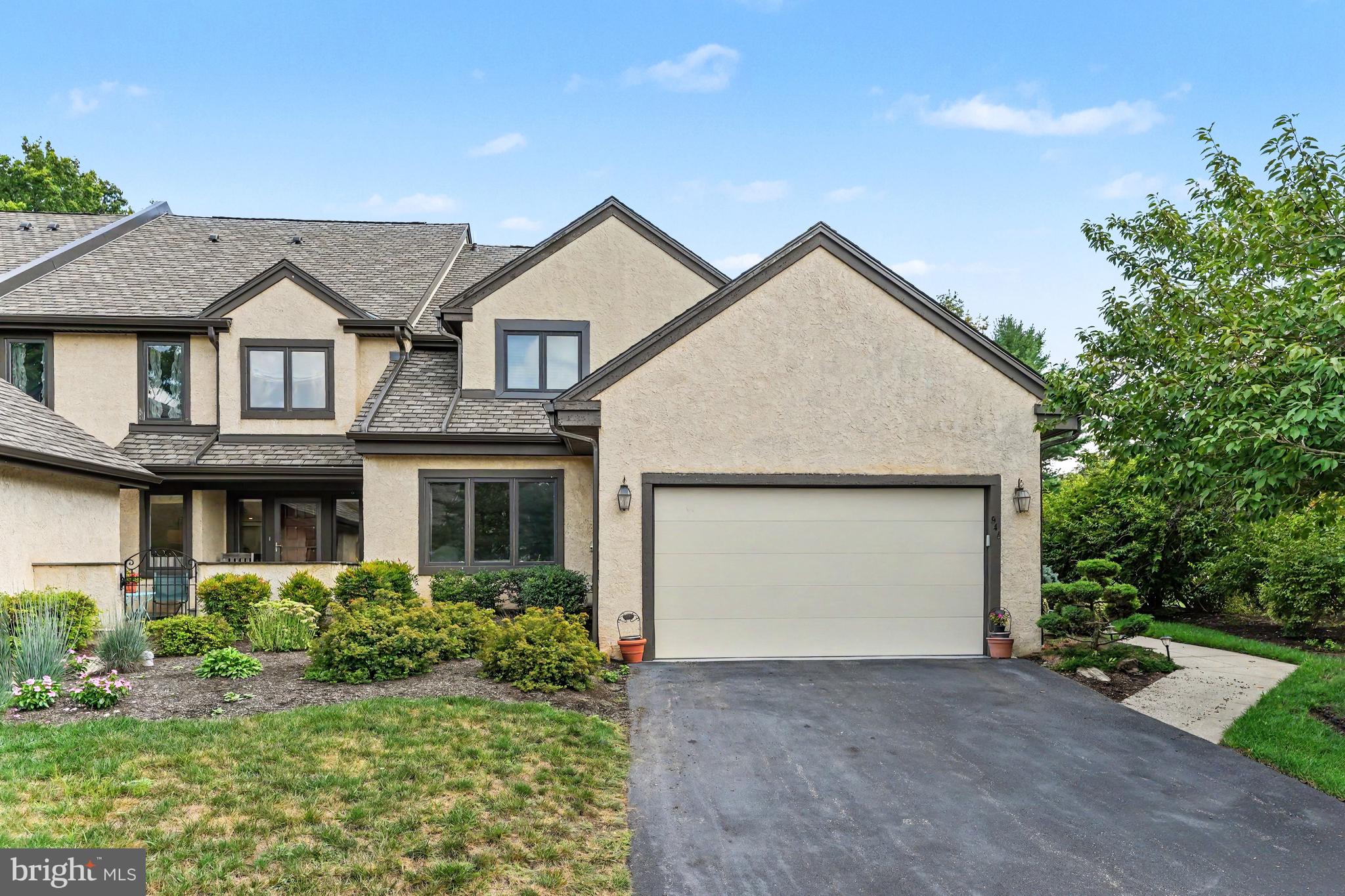 944 HEDGEROW COURT