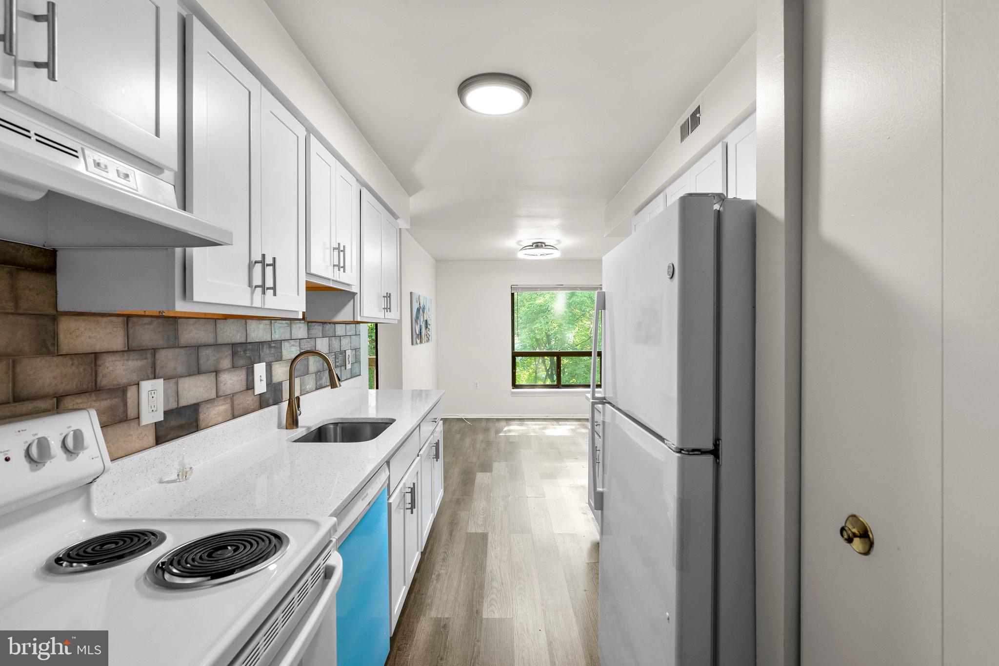 HYDE PARK - Residential Lease