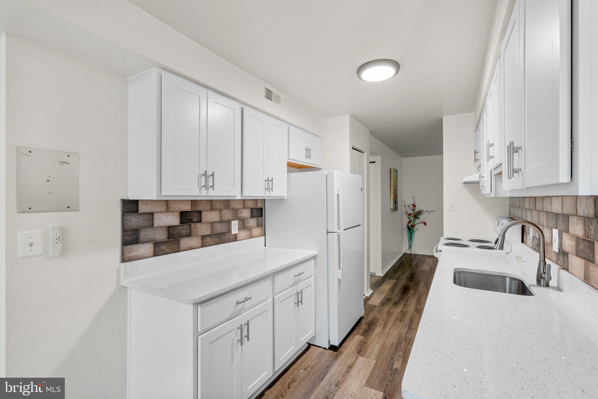 HYDE PARK - Residential Lease