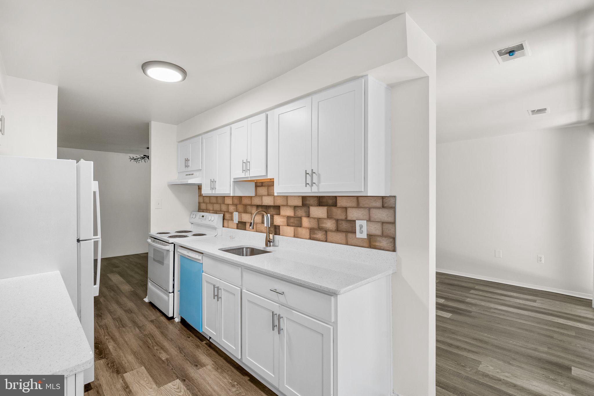 HYDE PARK - Residential Lease