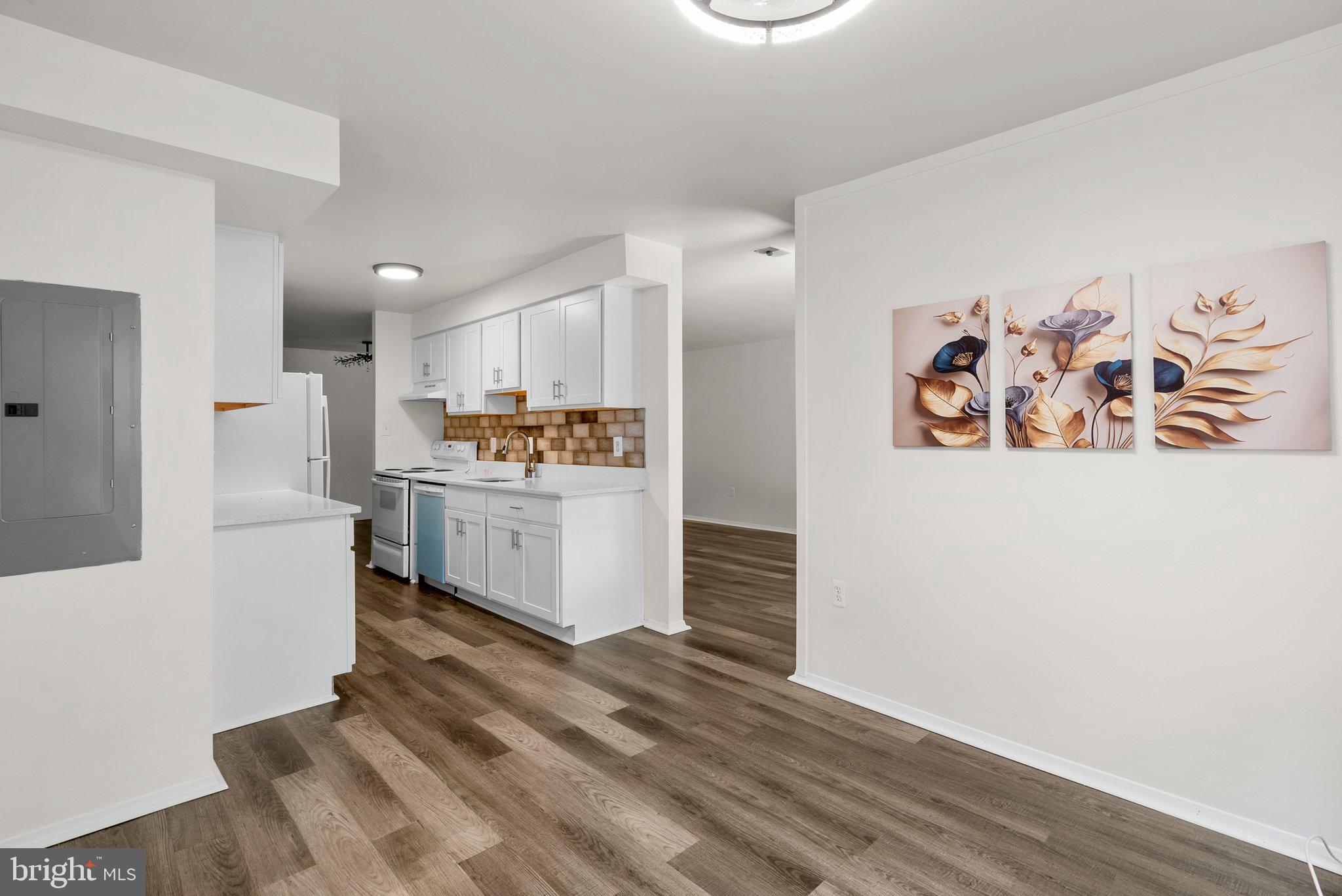 HYDE PARK - Residential Lease