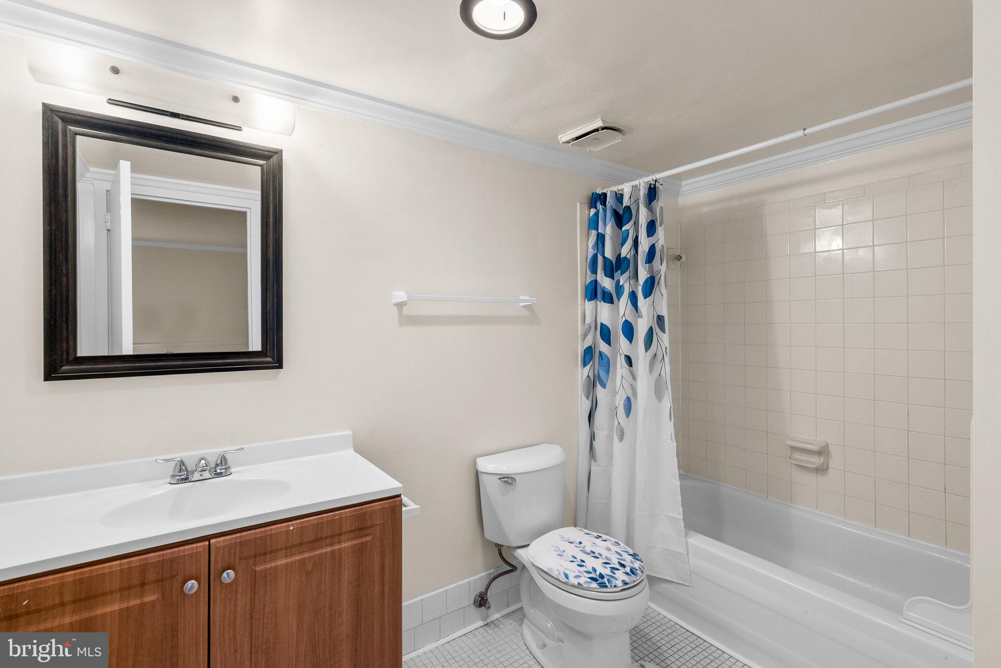 HYDE PARK - Residential Lease