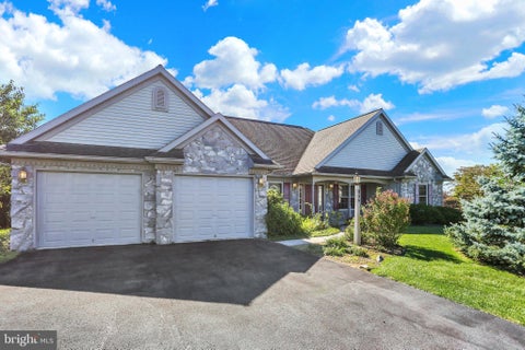 Homes For Sale - 856 Walnut Crest Drive<br/> LEBANON, PA 17046