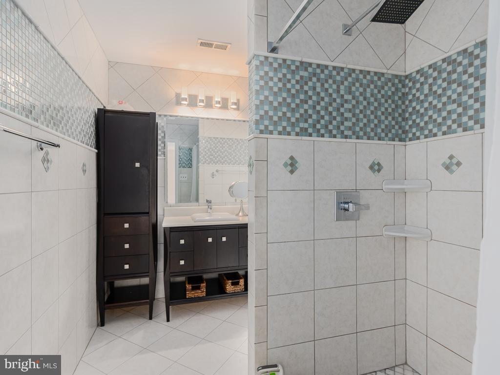 CREEKSIDE - Residential