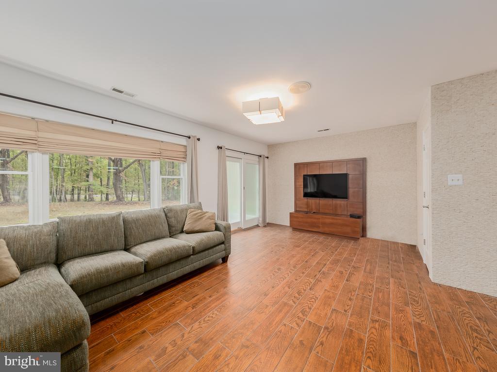 CREEKSIDE - Residential