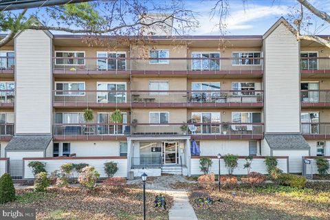 Photo of 10320 Westlake Drive #E409, BETHESDA, MD 20817 (MLS # MDMC2209346)