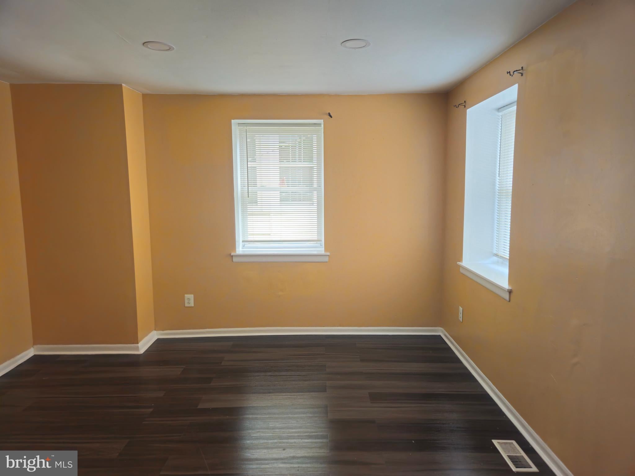 218 E PRICE STREET 1ST FLOOR