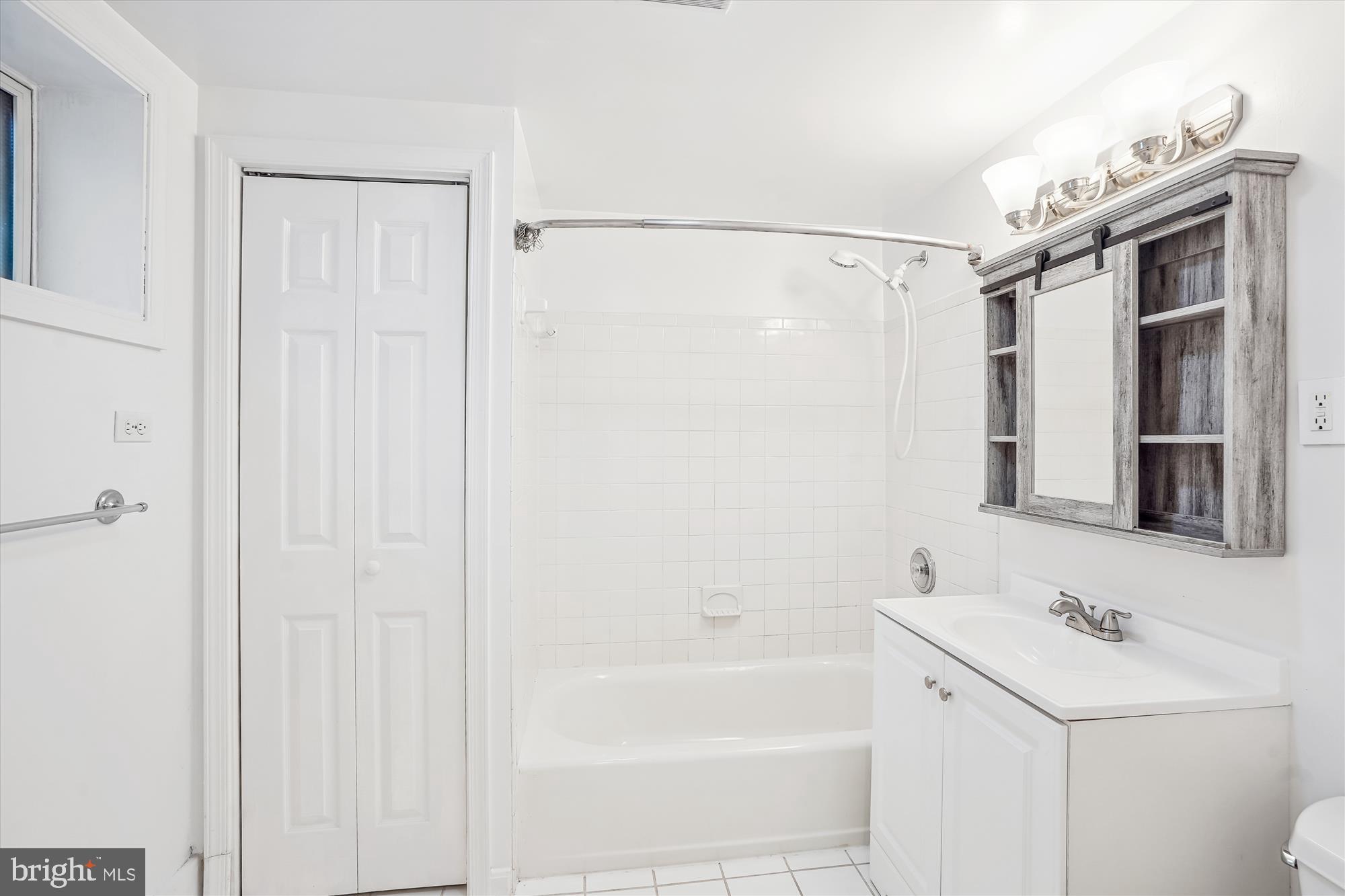 WARREN WOODS - Residential