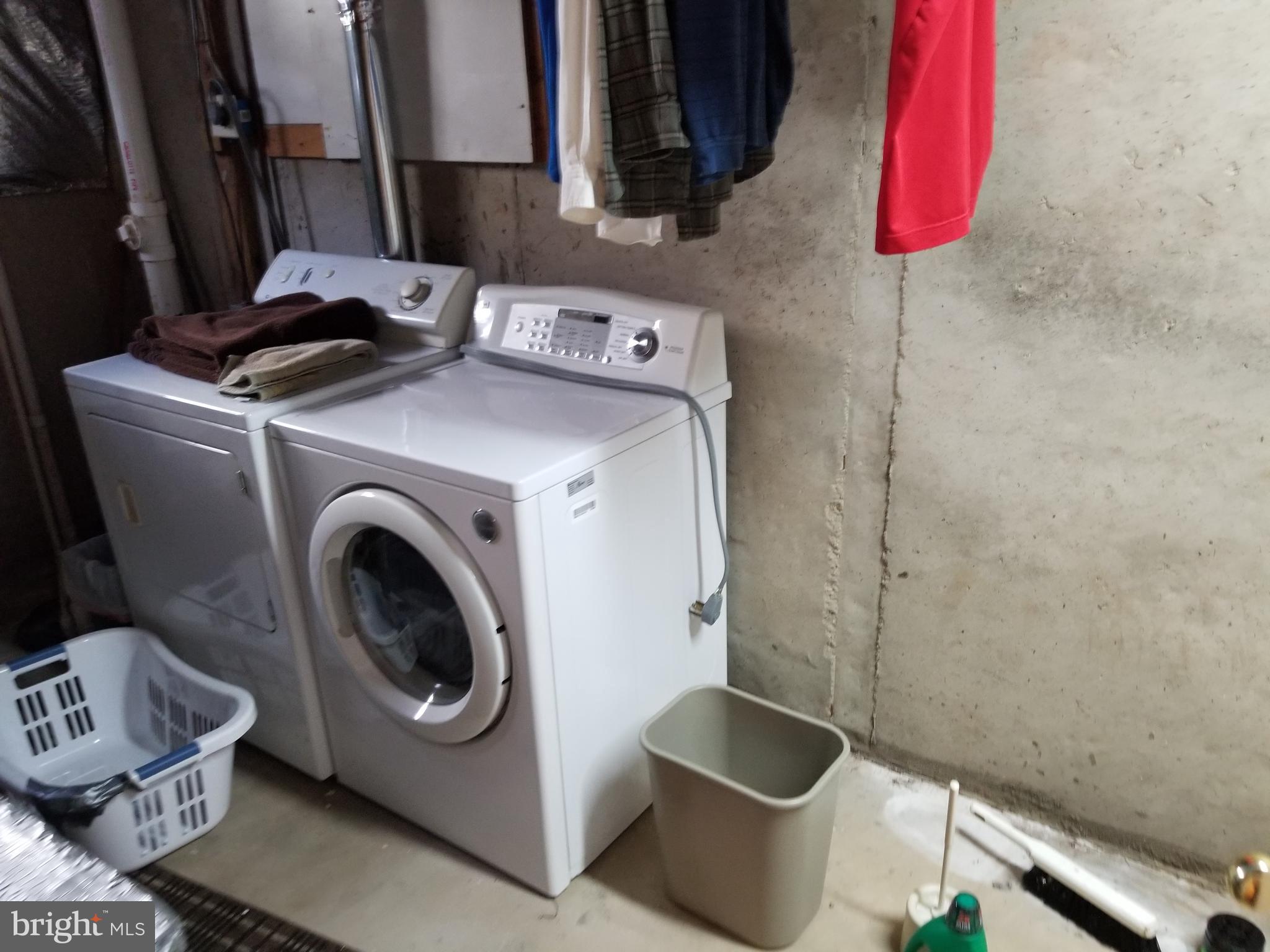 COUNTRY CLUB MANOR - Residential Lease