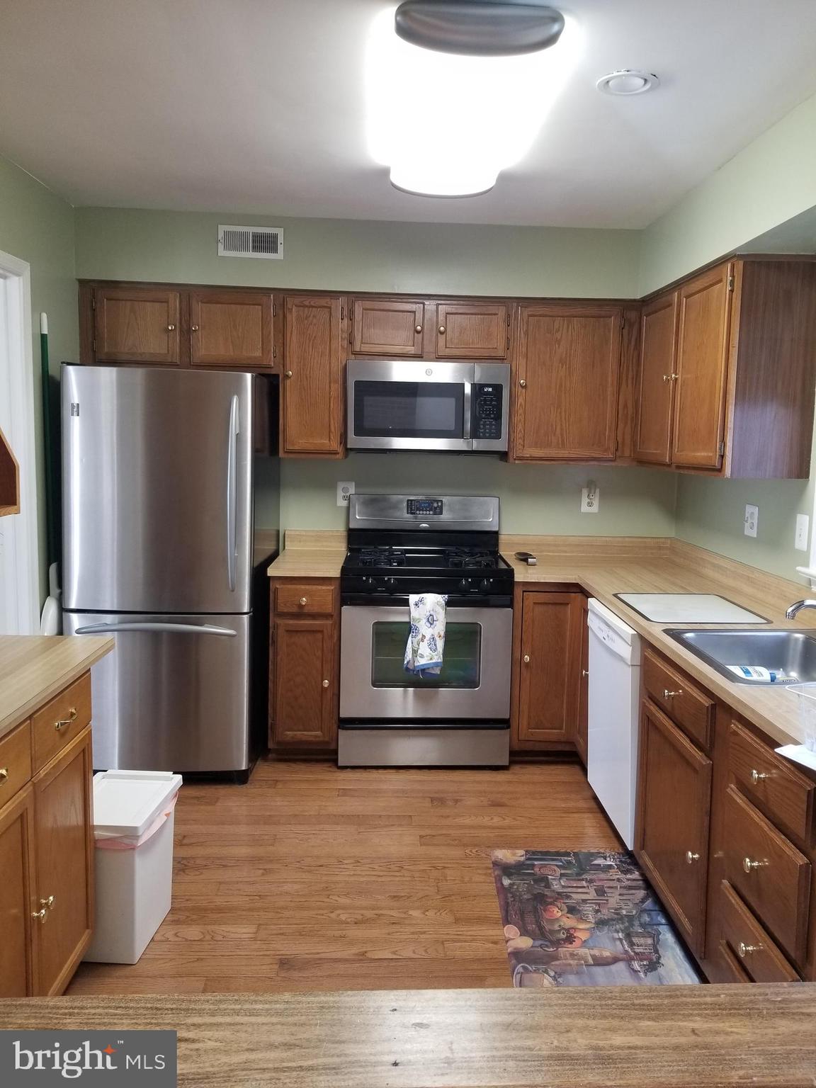 COUNTRY CLUB MANOR - Residential Lease