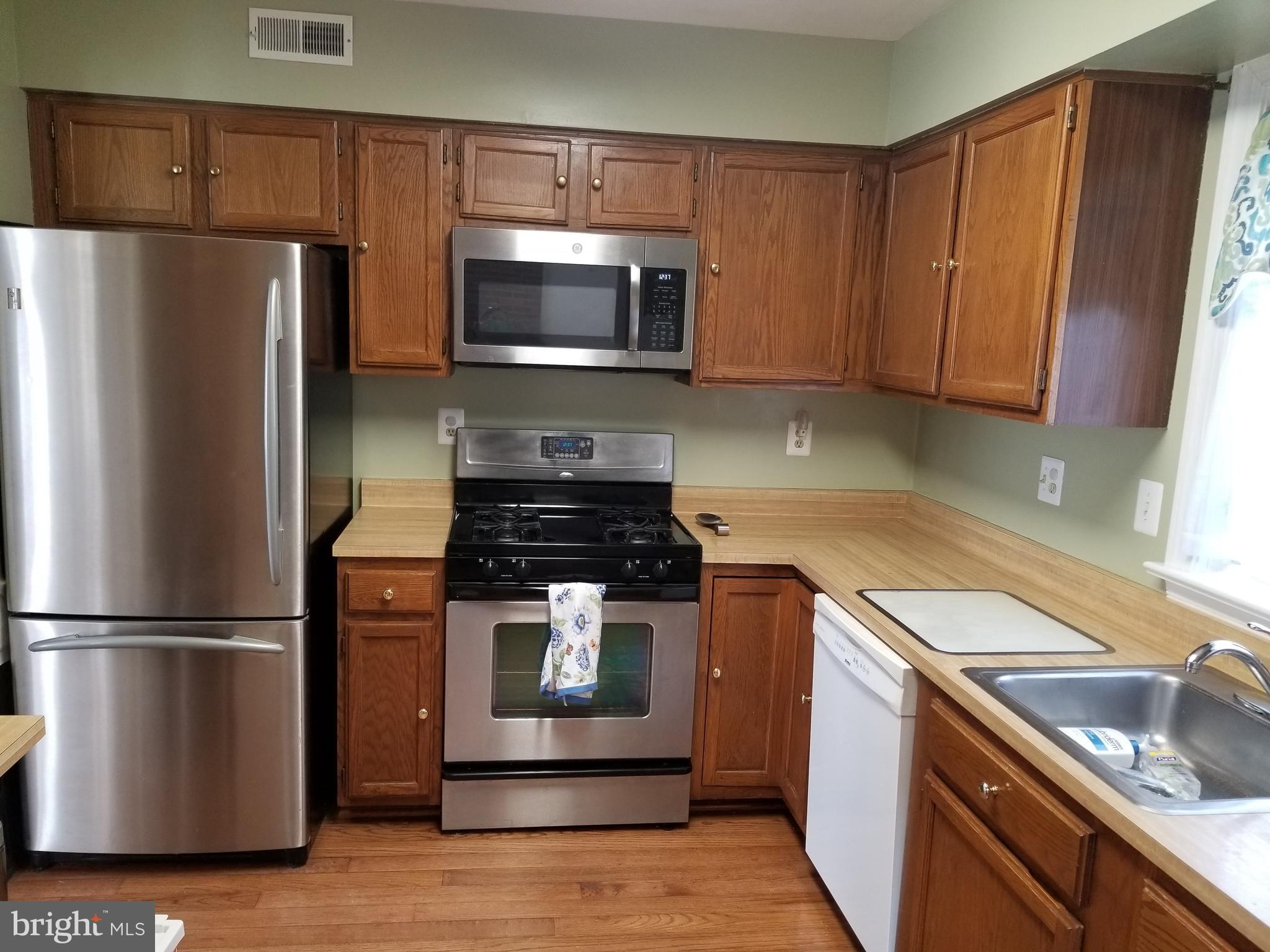 COUNTRY CLUB MANOR - Residential Lease