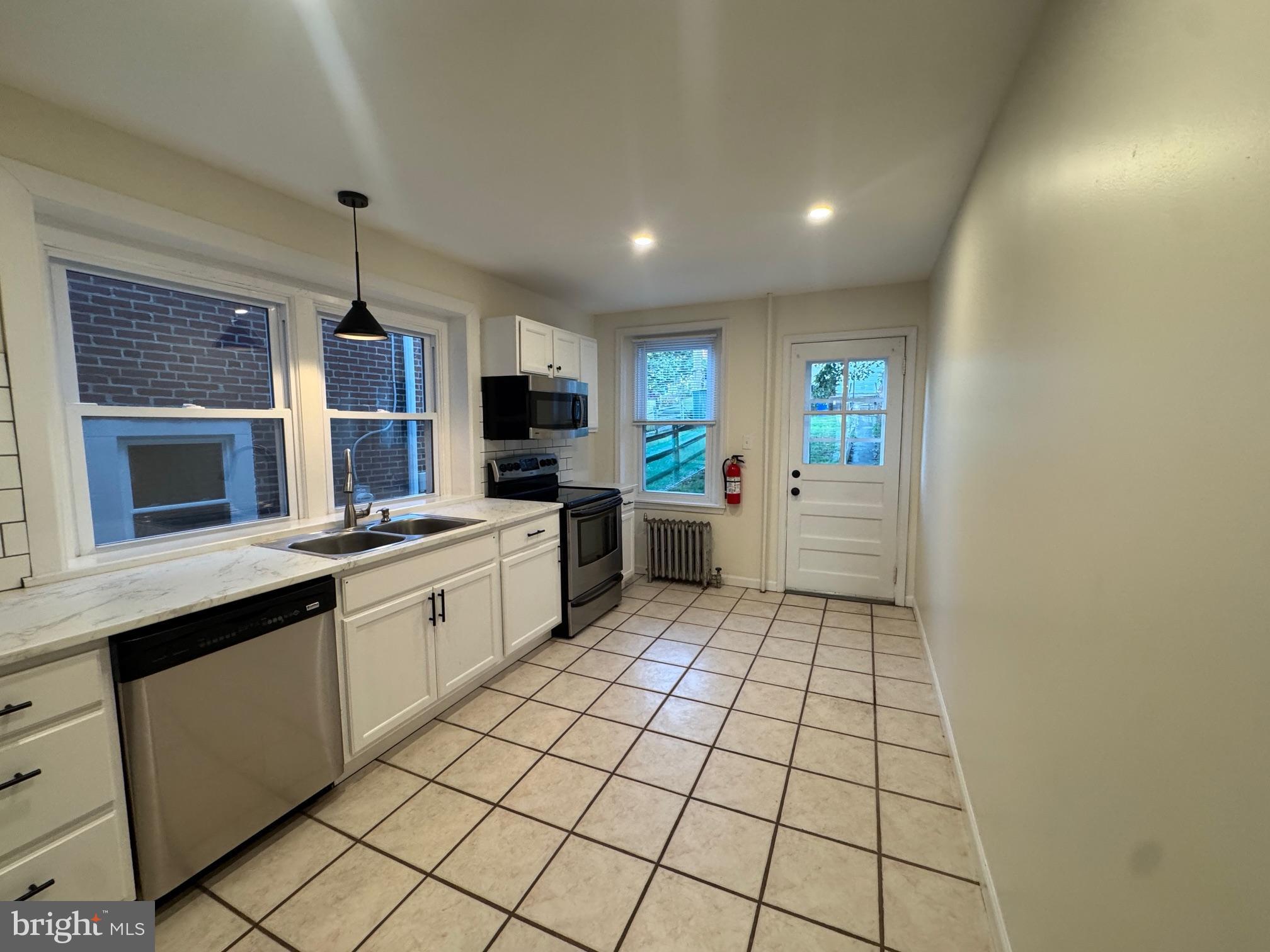 KING MANOR - Residential Lease