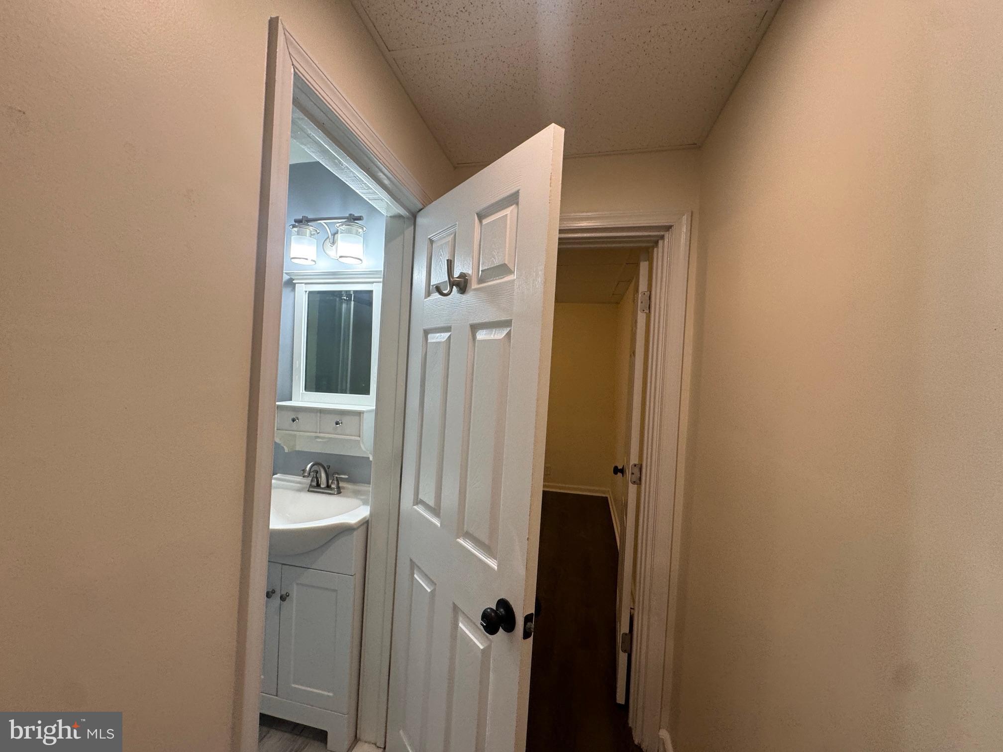 KING MANOR - Residential Lease