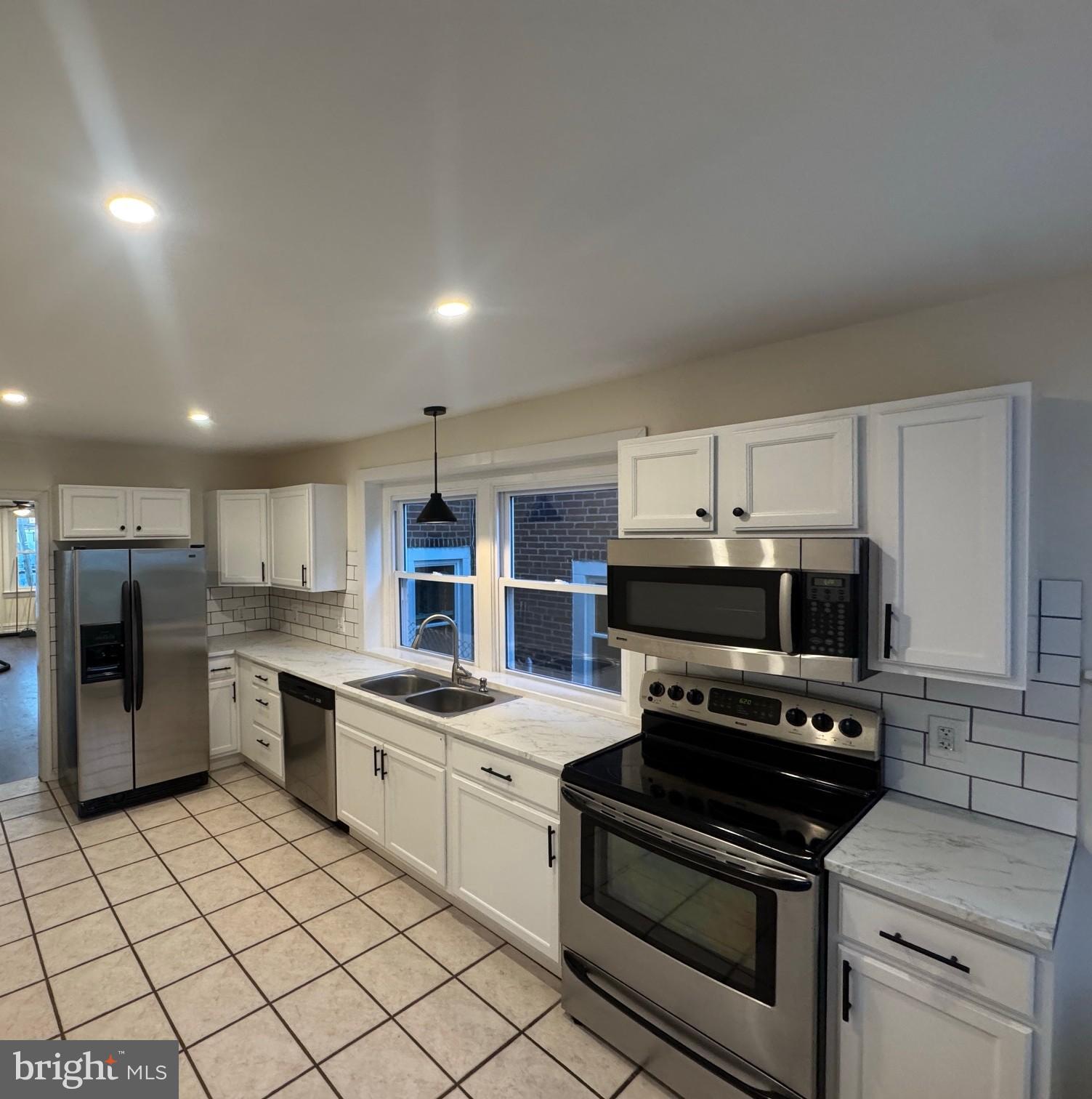 KING MANOR - Residential Lease