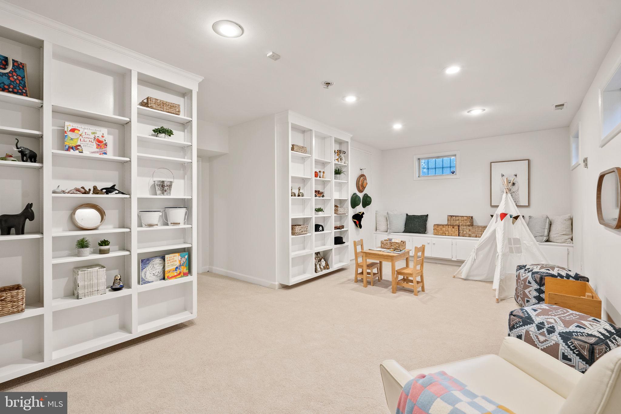 WINDSOR OAKS - Residential