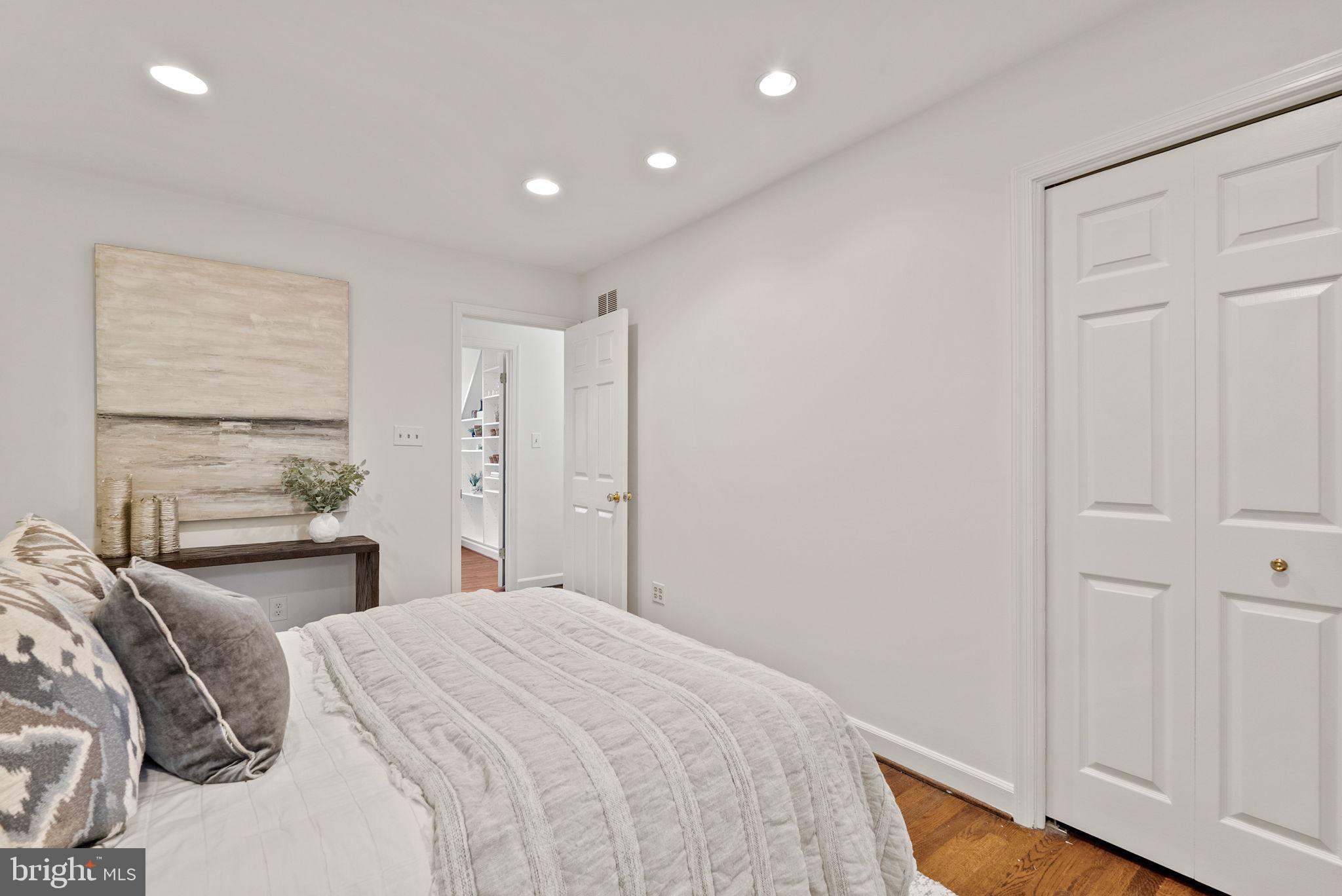 WINDSOR OAKS - Residential