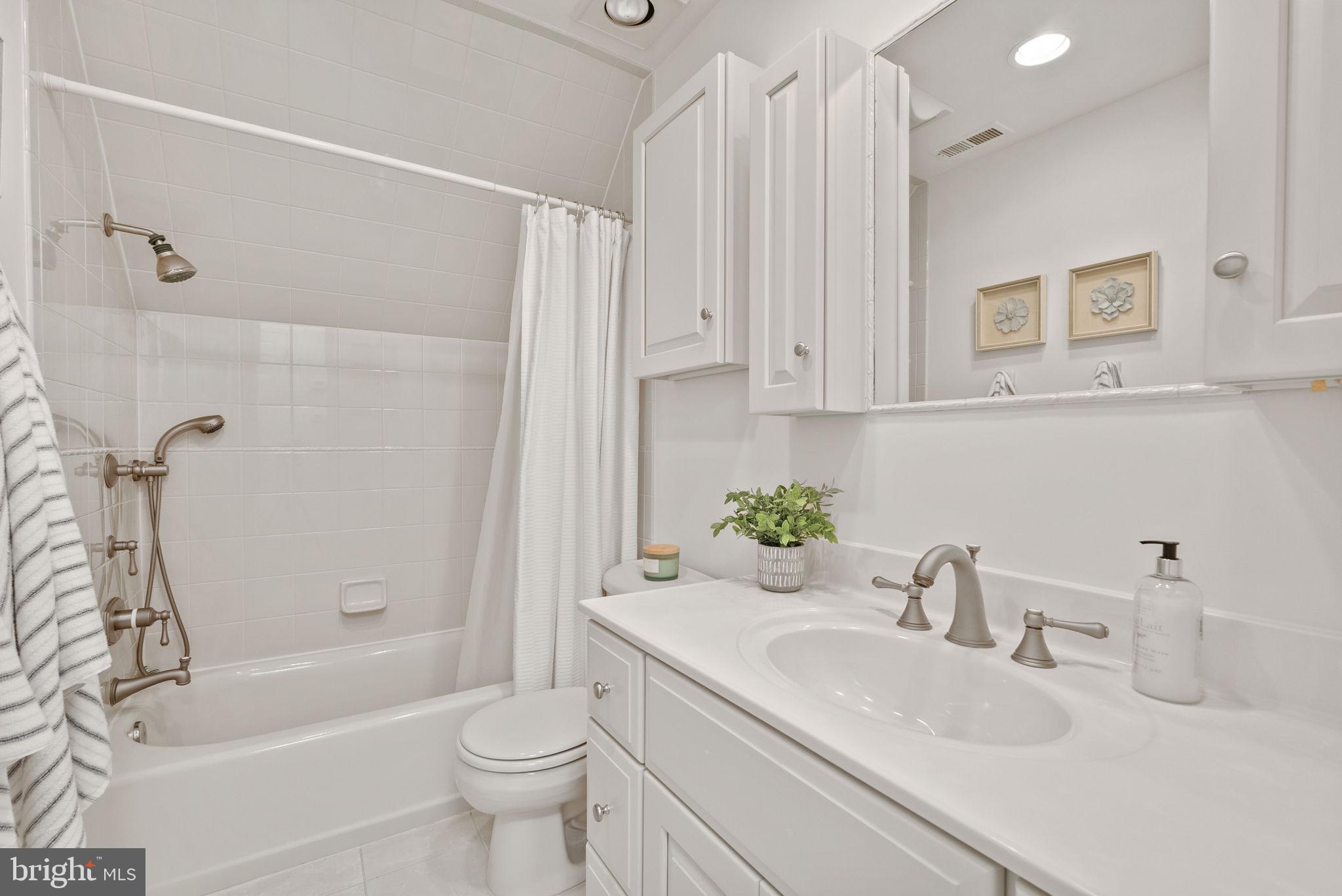 WINDSOR OAKS - Residential