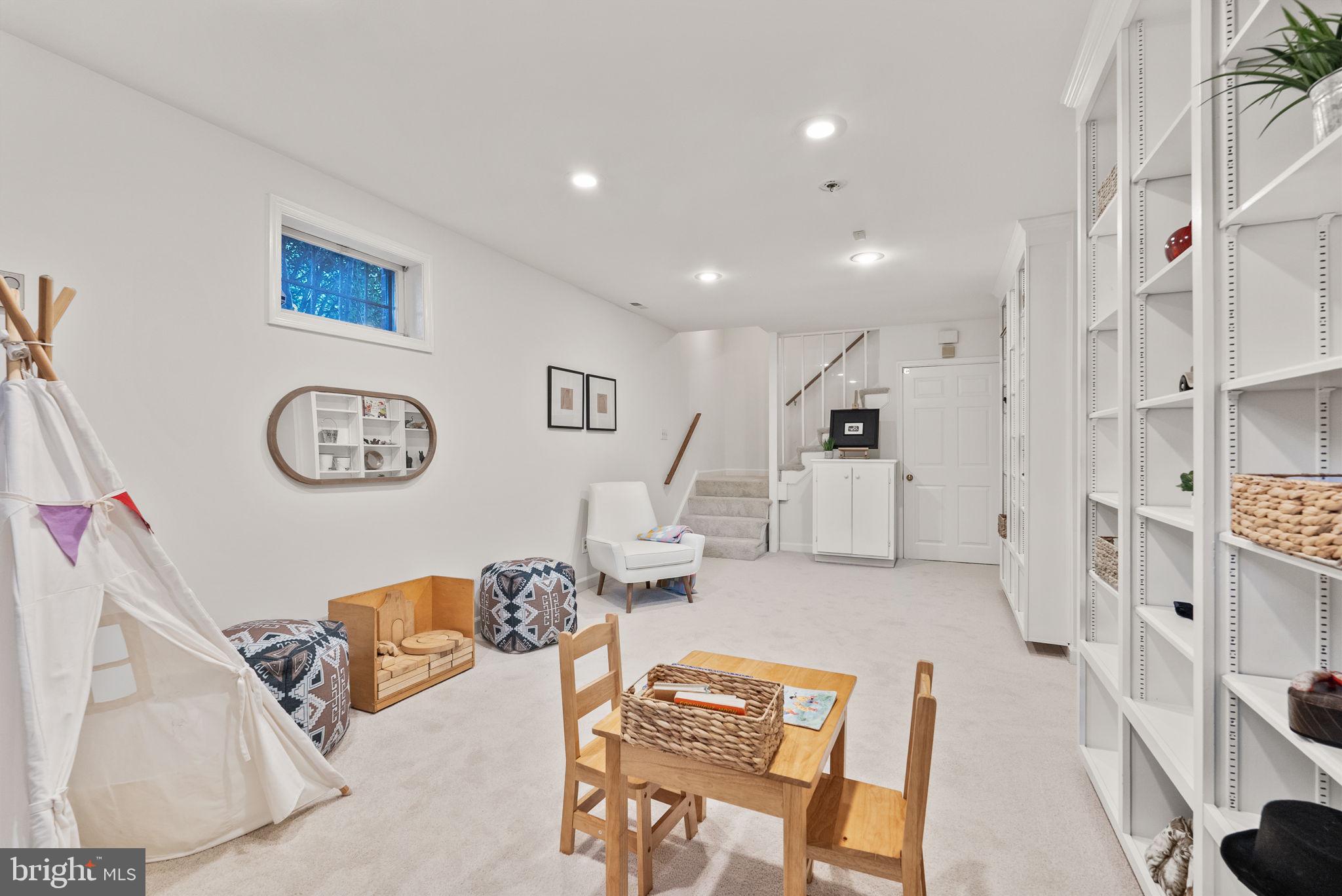 WINDSOR OAKS - Residential