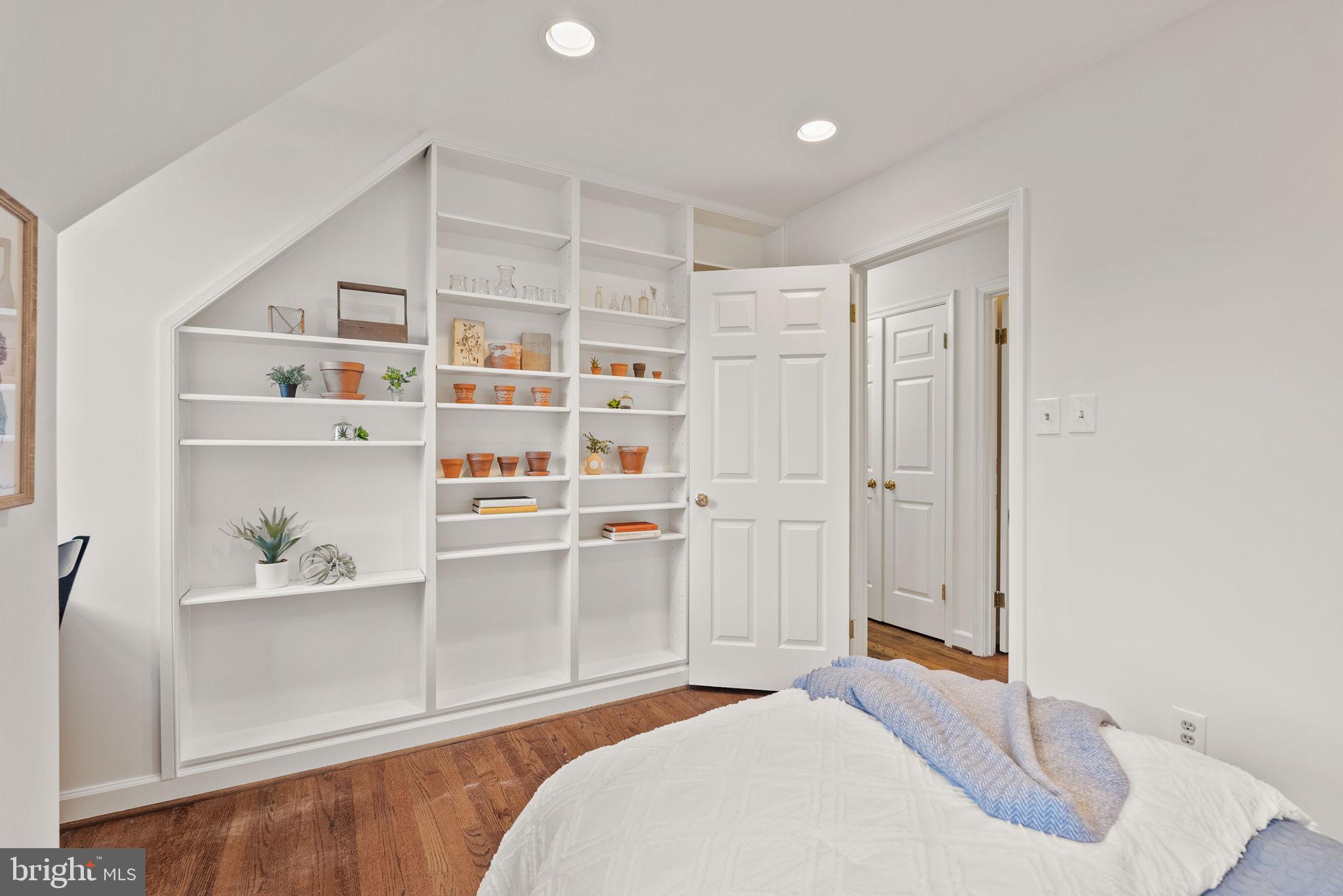 WINDSOR OAKS - Residential