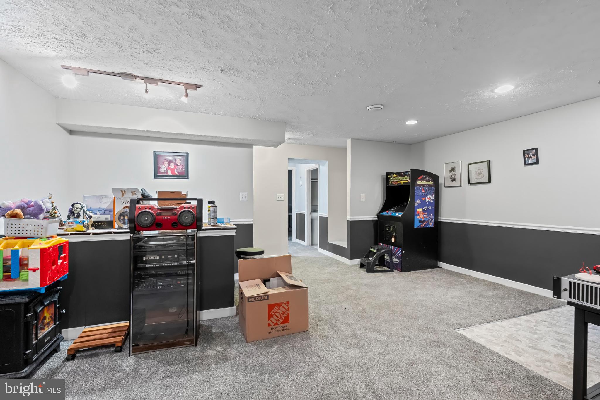 CONSTANT FRIENDSHIP - Residential