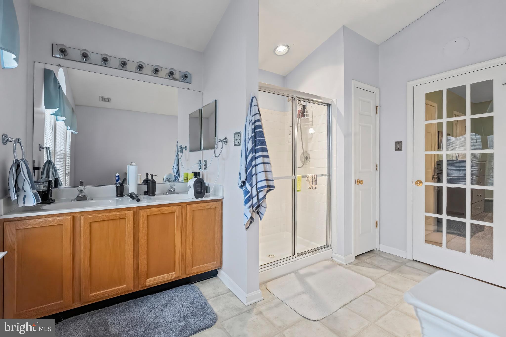 CONSTANT FRIENDSHIP - Residential