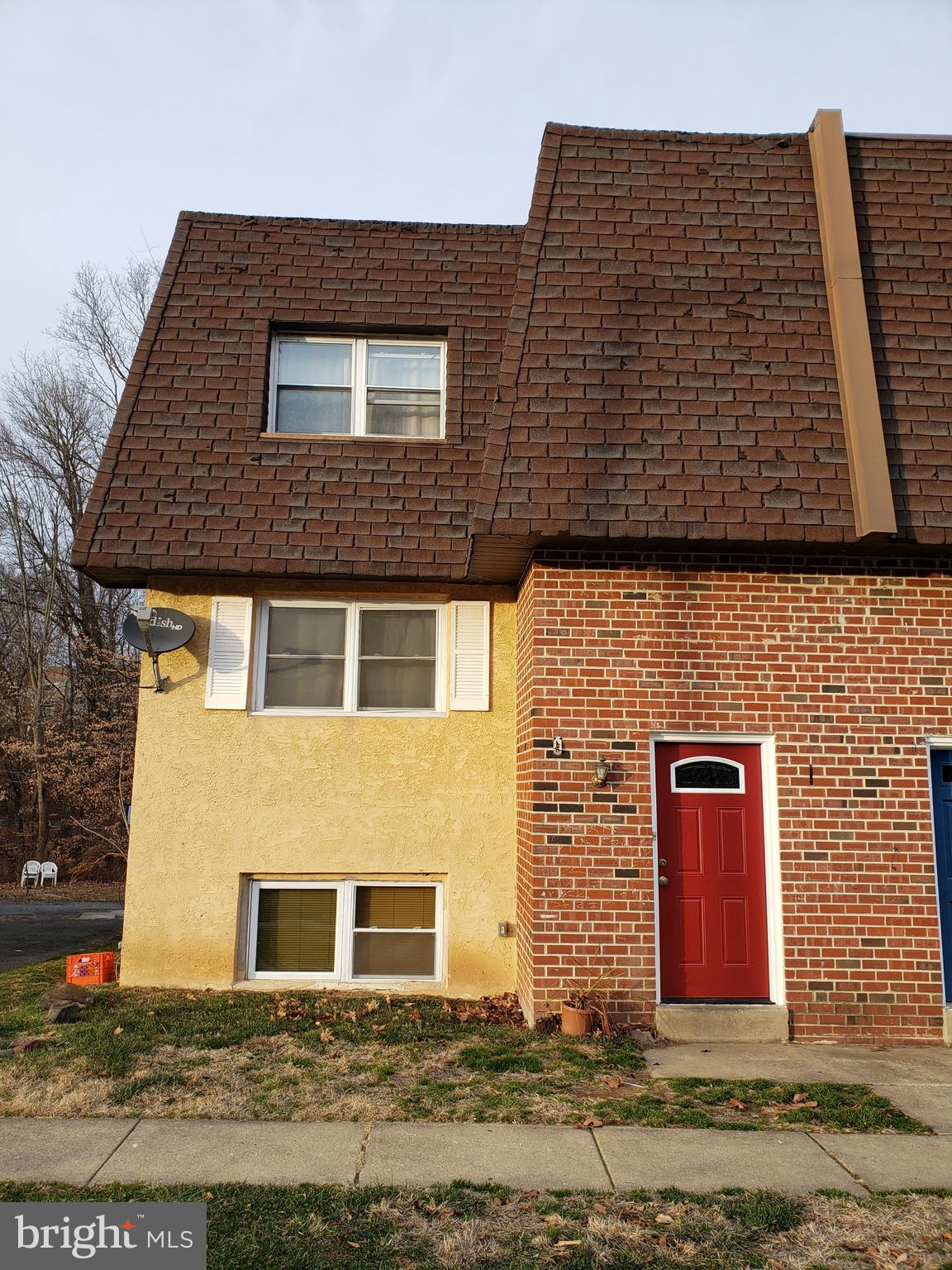 One Bedroom basement efficiency apartment with updated kitchen with stainless appliances and modern bathroom. No Pets. Non-Smoking. First month / Last month/ Security deposit due at time of signing lease.