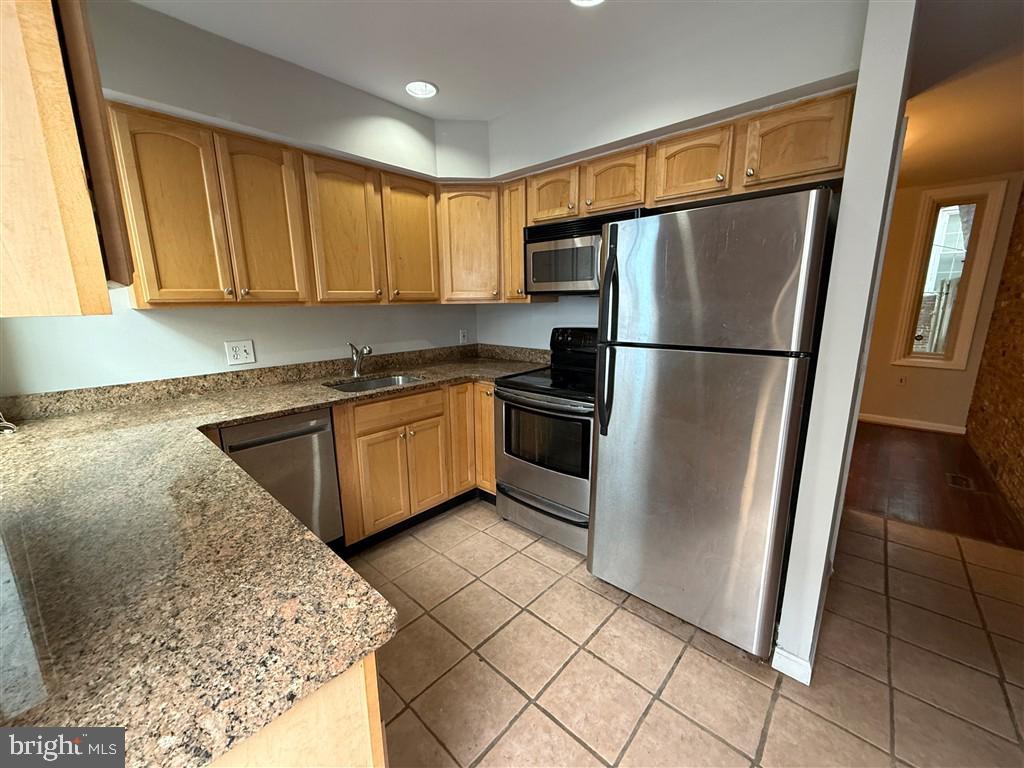 106 N MADEIRA STREET