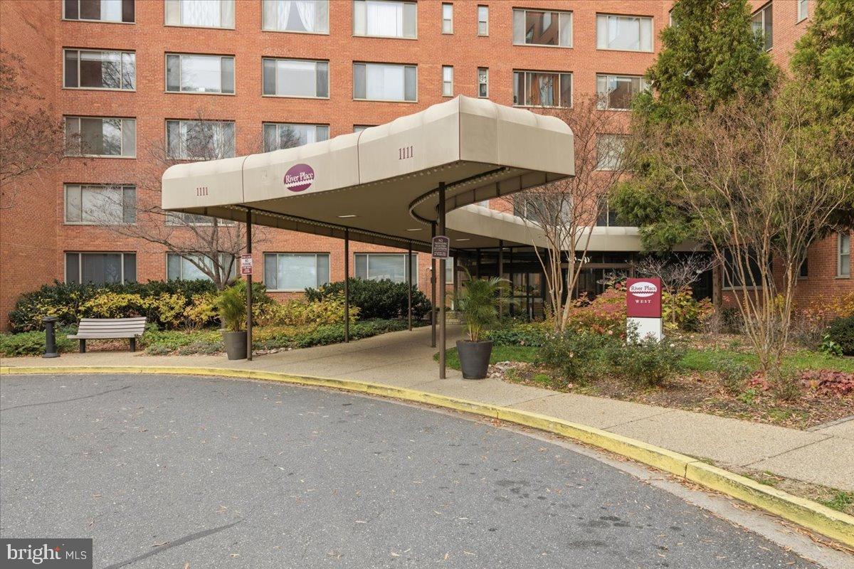 RIVER PLACE - Residential Lease