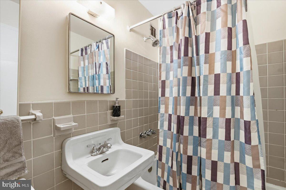 RIVER PLACE - Residential Lease