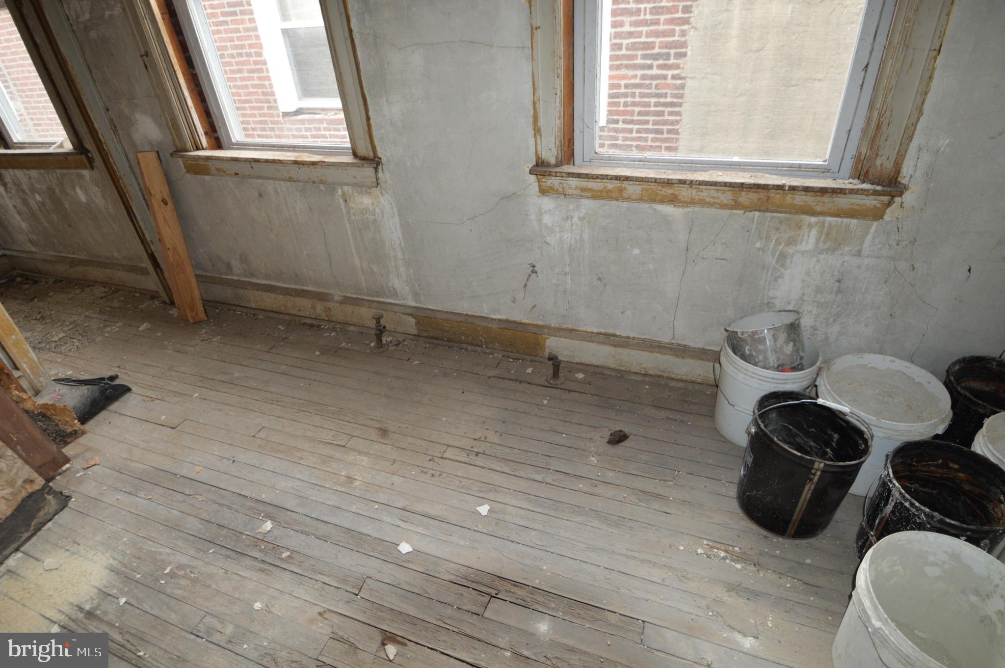 ITALIAN MARKET - Commercial Sale