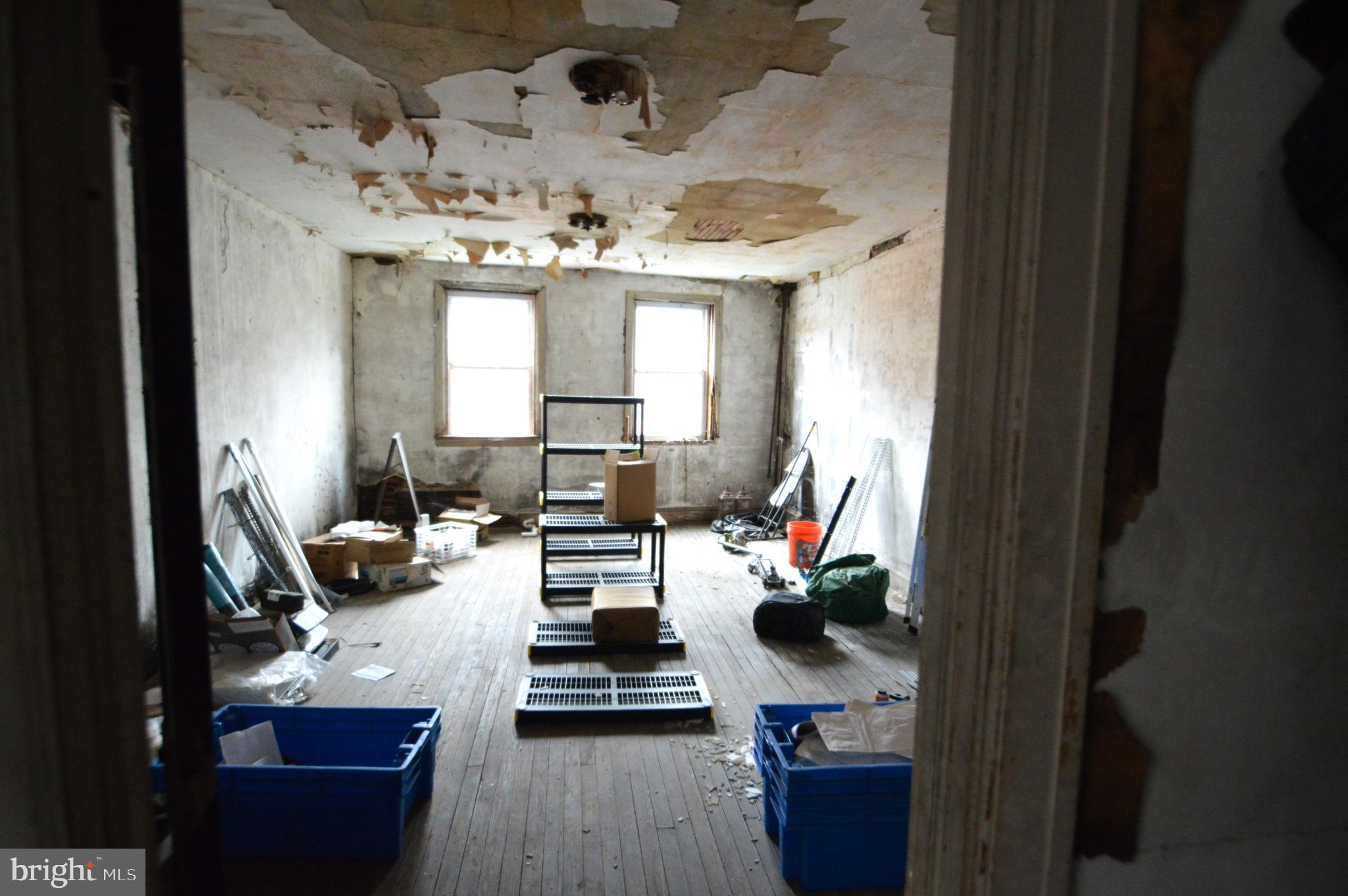 ITALIAN MARKET - Commercial Sale