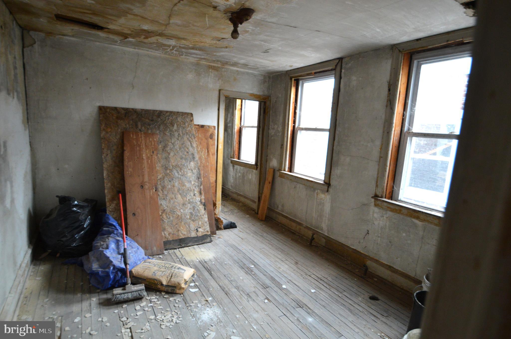 ITALIAN MARKET - Commercial Sale