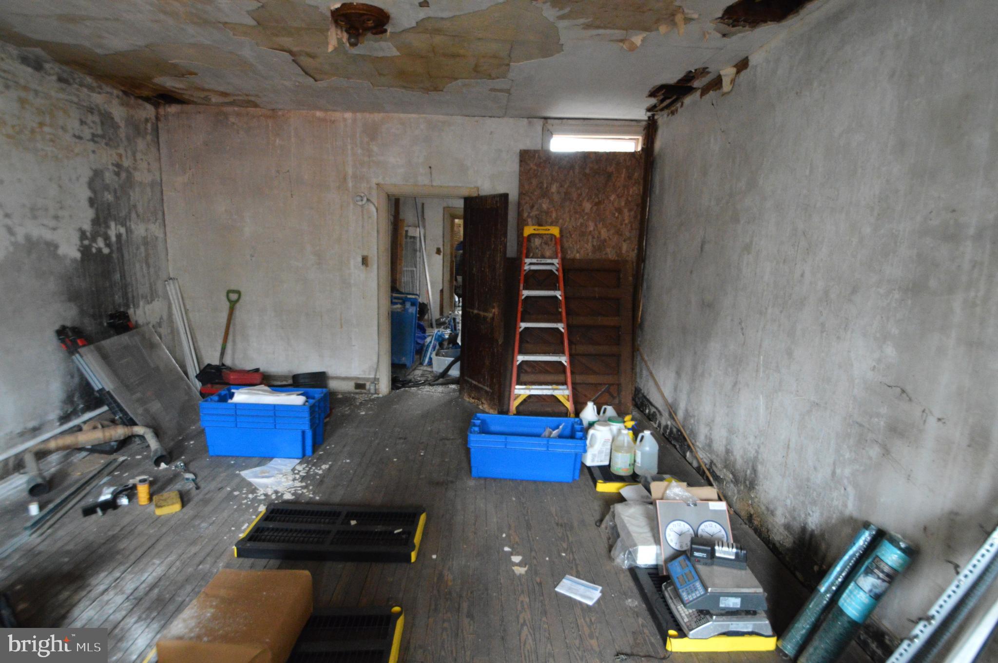 ITALIAN MARKET - Commercial Sale