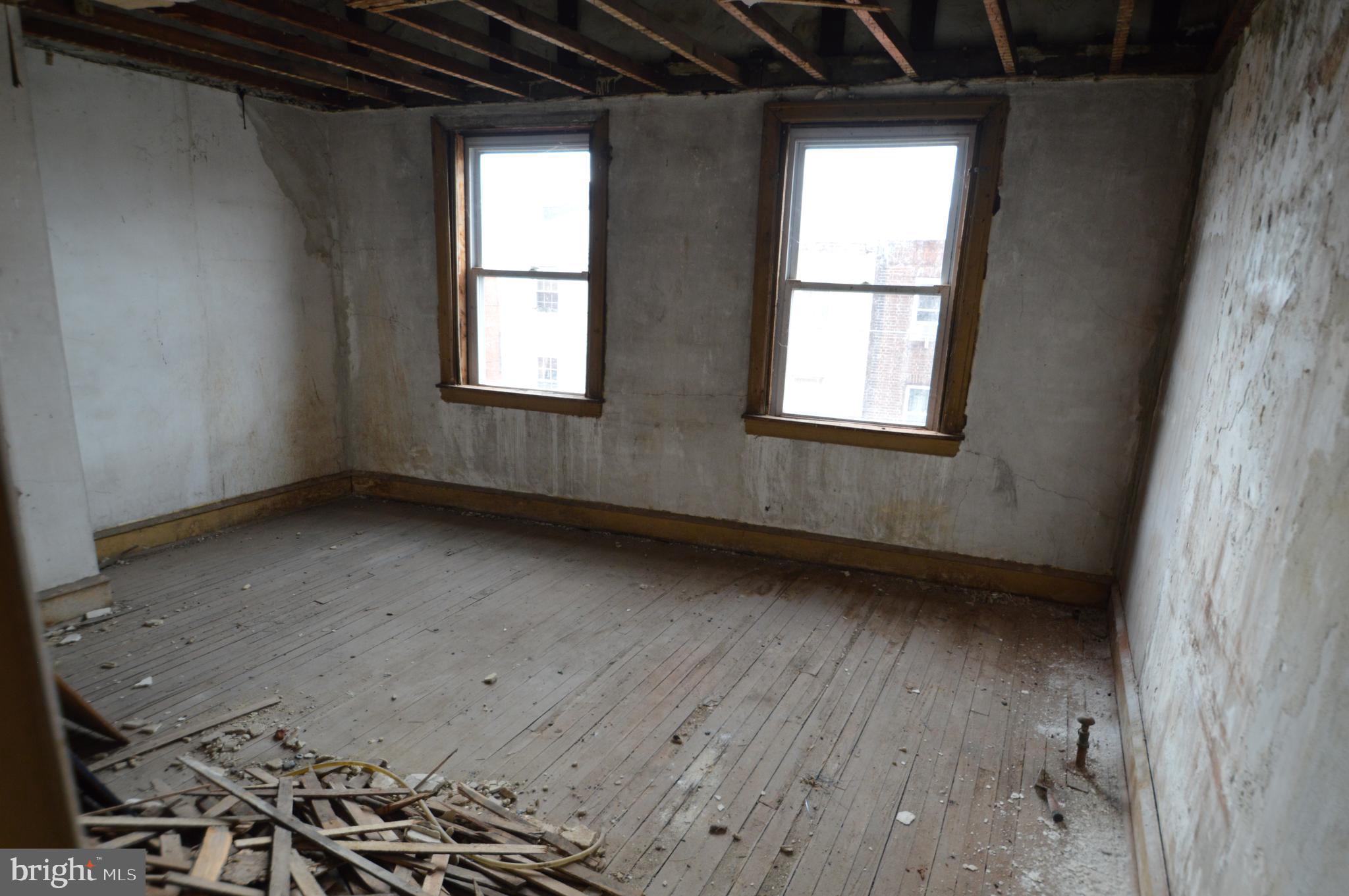 ITALIAN MARKET - Commercial Sale