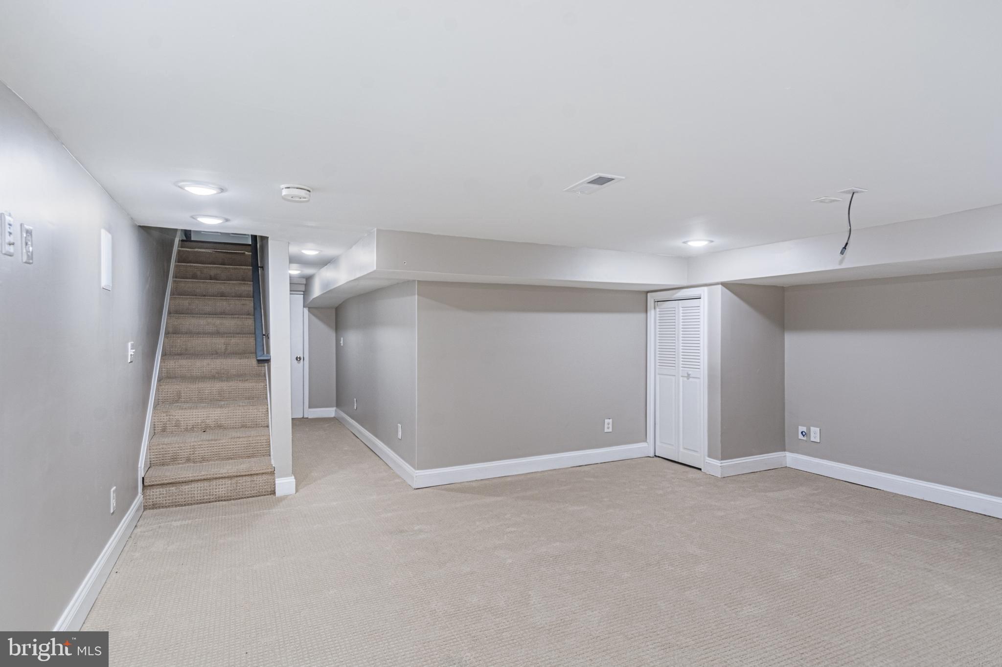 HOLLINS MARKET - Residential