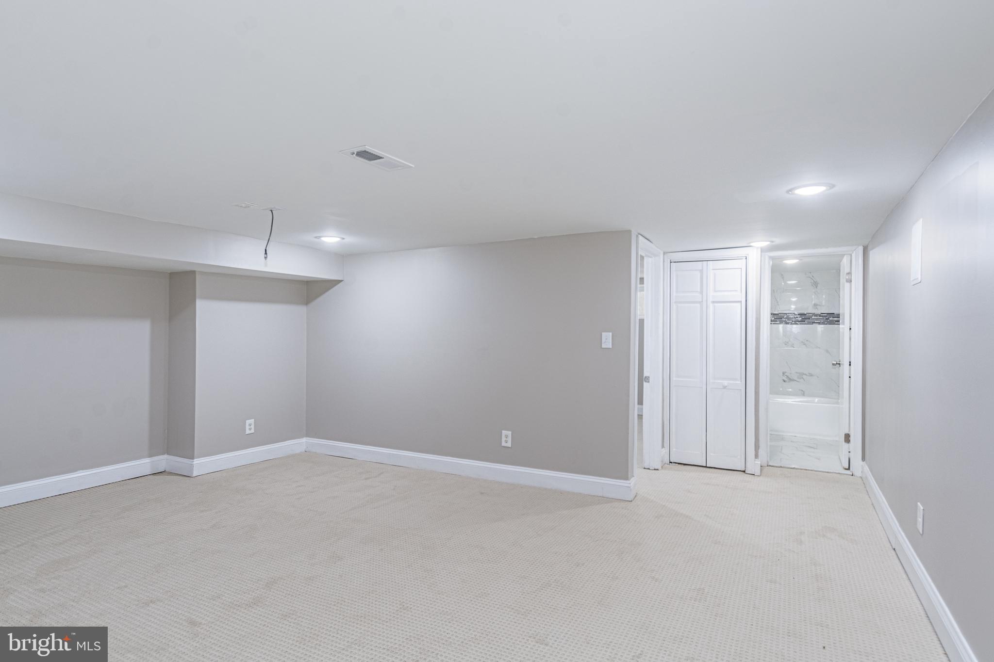 HOLLINS MARKET - Residential