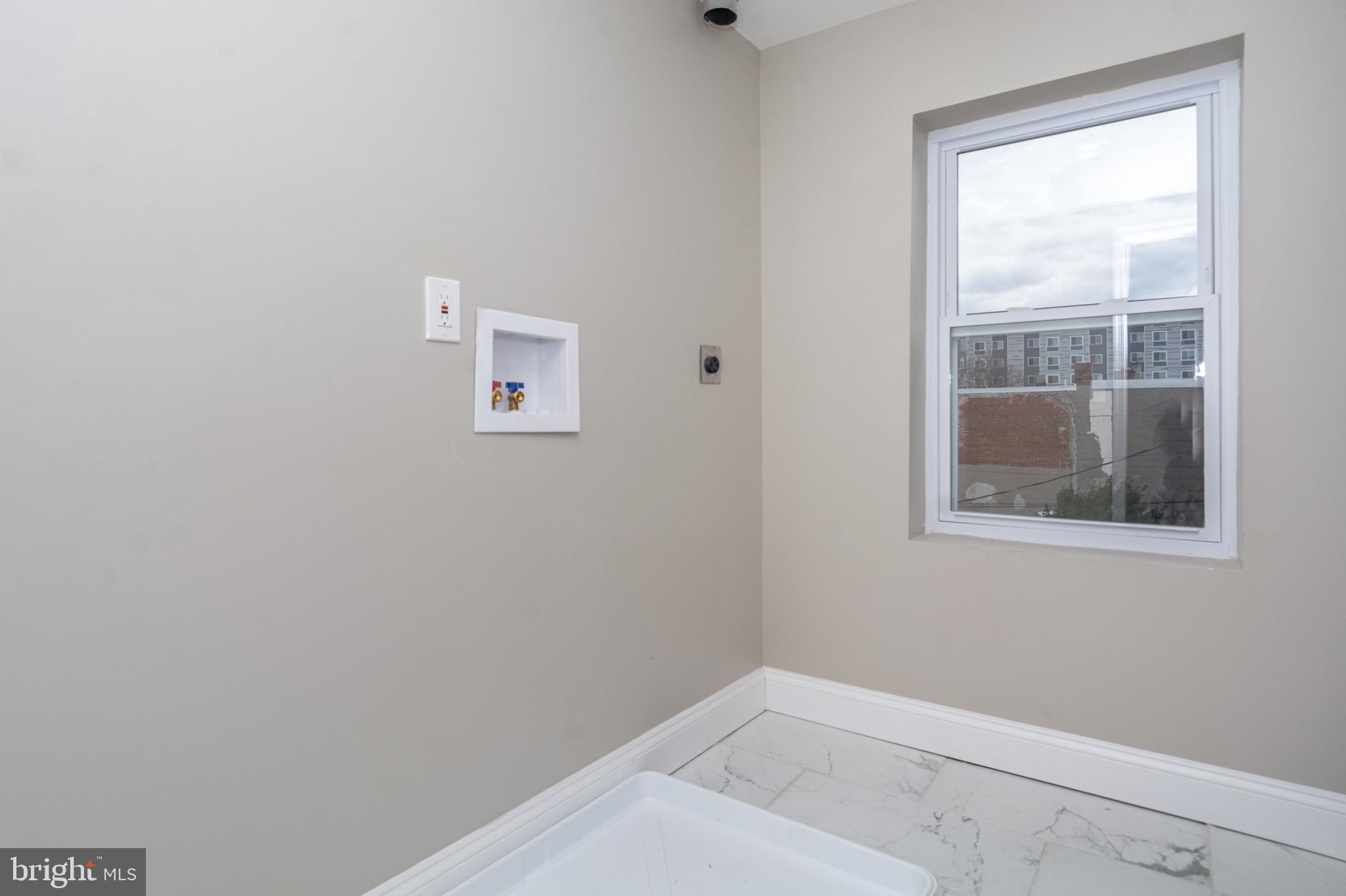 HOLLINS MARKET - Residential