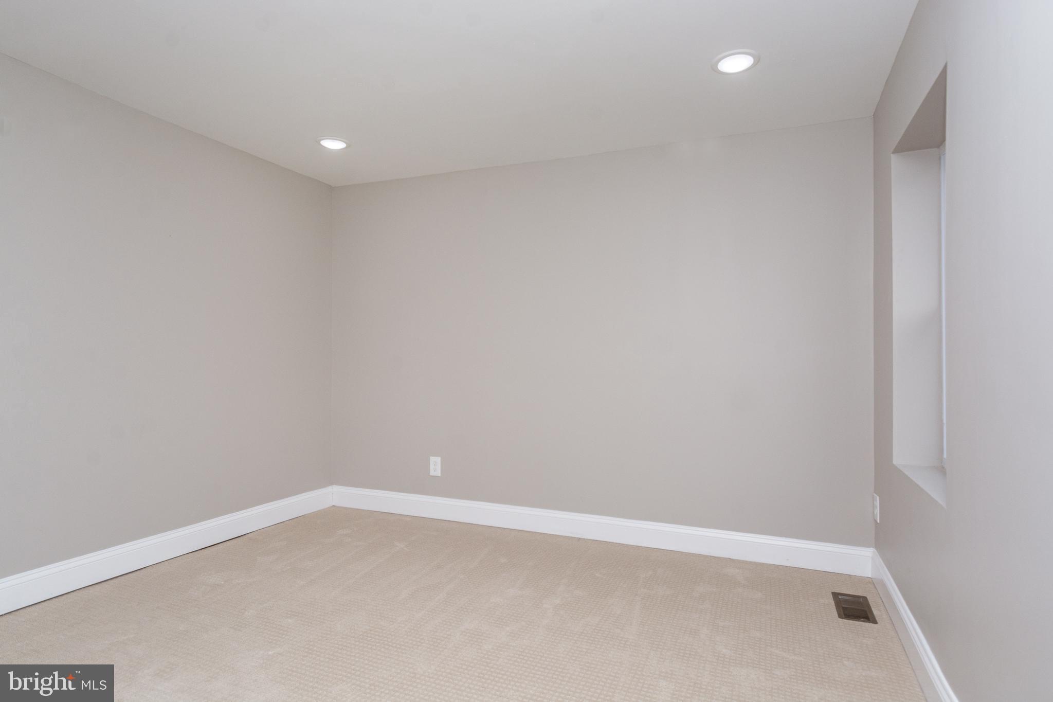 HOLLINS MARKET - Residential