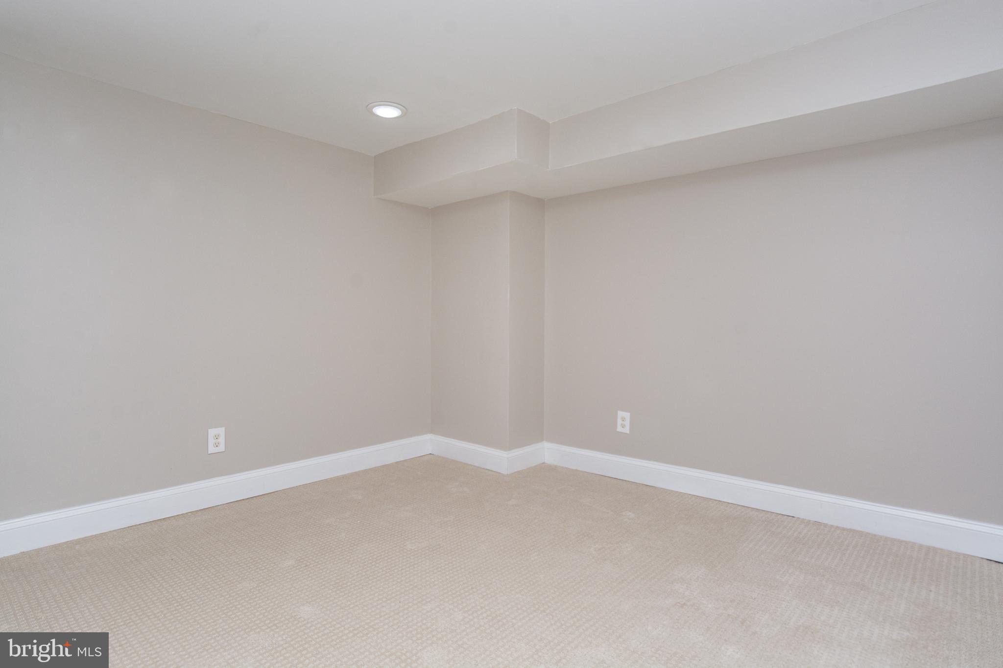 HOLLINS MARKET - Residential