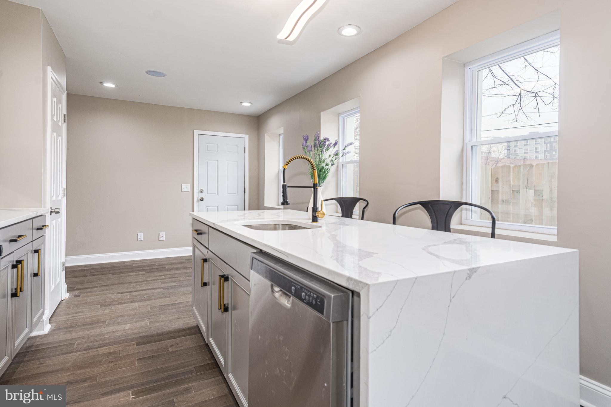 HOLLINS MARKET - Residential