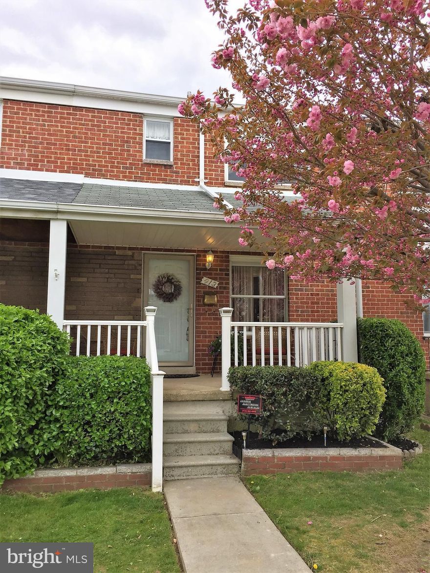 ** BEAUTIFUL!  ** MOVE RIGHT INTO THIS LOVELY PORCH FRONT HOME! LARGE LIVRM, FORMAL DINRM &UPDATED KITCH W/SS APPLS, OAK CABS, FRENCH DRS &DECOR LIGHTING. MBDRM W/CEIL FAN &BUILT-IN CABS. WOOD FLOORS. WHIRLPOOL TUB. SPACIOUS LOWER LVL W/CLUBRM,BAR, POWDER RM, STORAGE RM &FINISHED LAUNDRY/UTIL RM. GORGEOUS LANDSCPD LOT W/DECK,FENCD YD,SHED&PARKING PAD.** A MUST SEE- YOU WILL NOT BE DISAPPOINTED!**