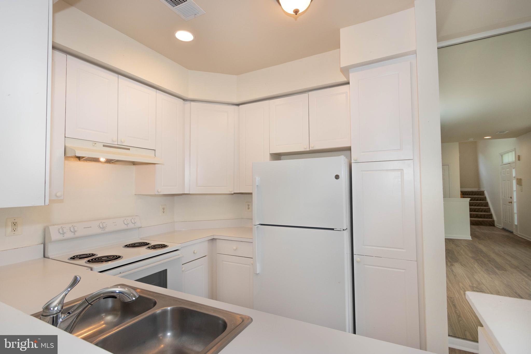 GLEN OAKS CONDOMINIUM - Residential Lease