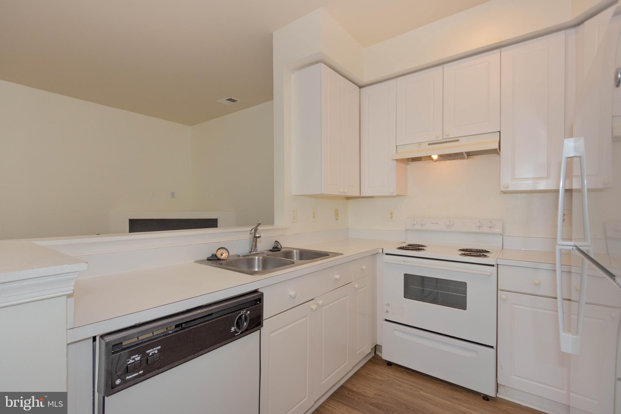 GLEN OAKS CONDOMINIUM - Residential Lease