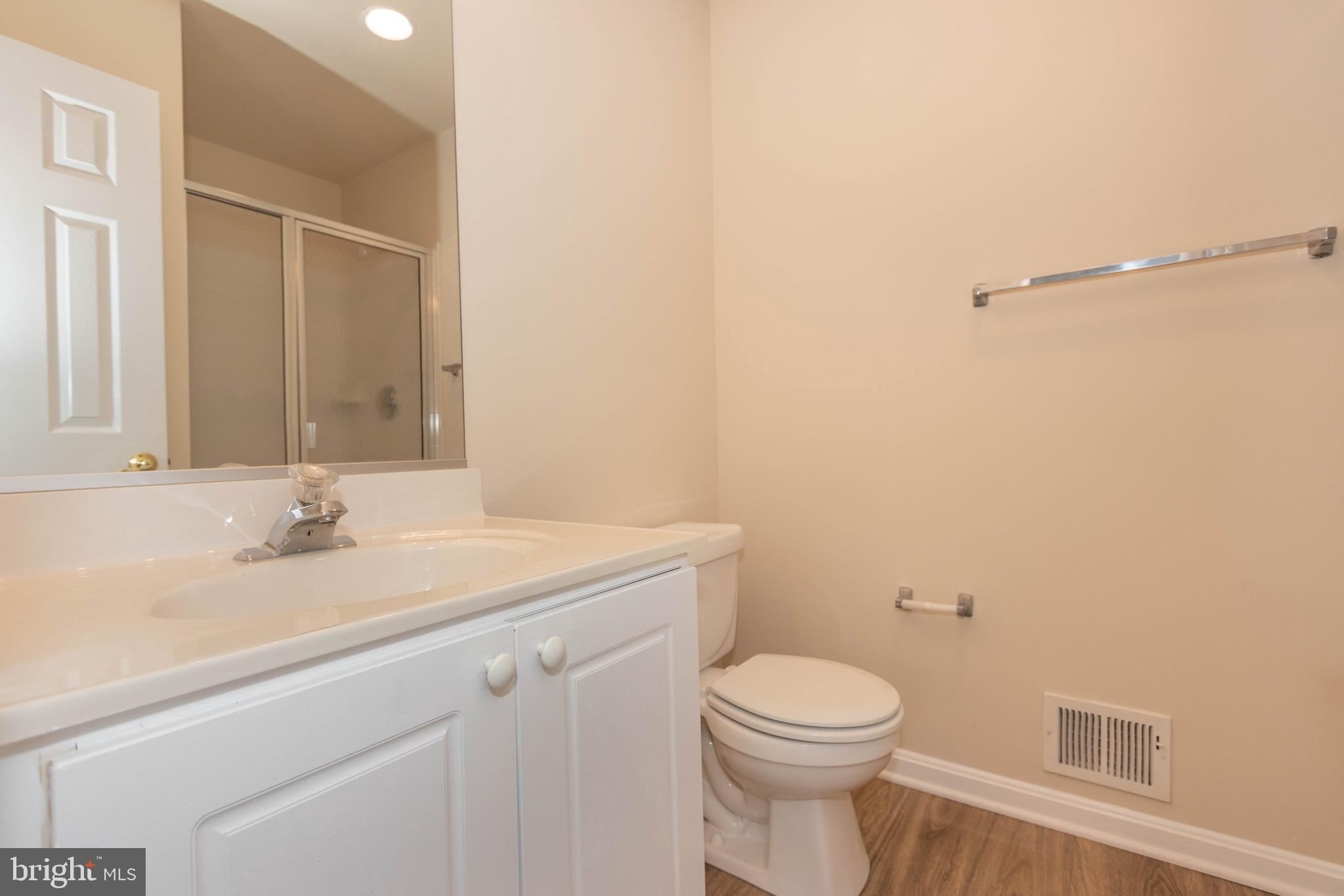 GLEN OAKS CONDOMINIUM - Residential Lease