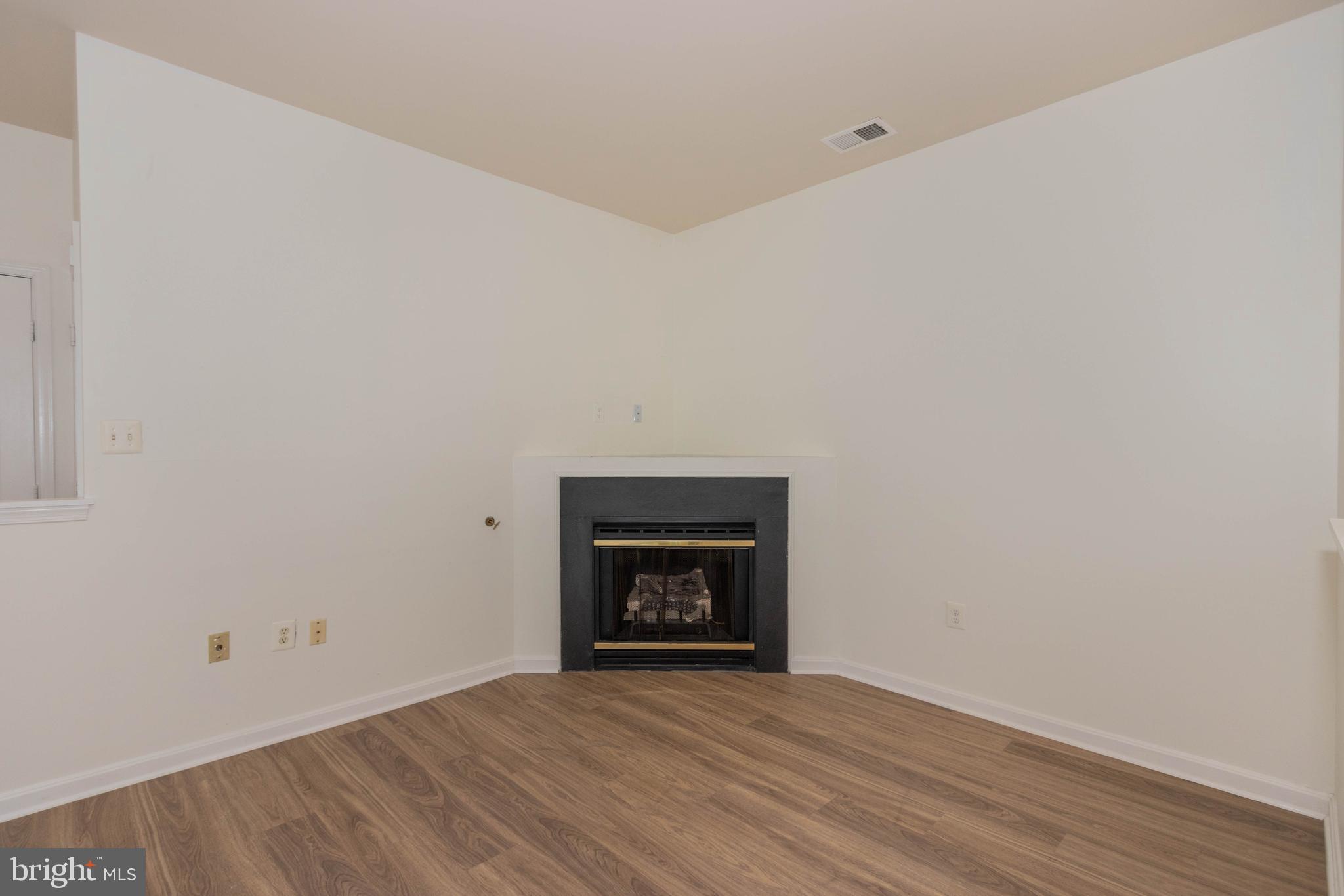 GLEN OAKS CONDOMINIUM - Residential Lease