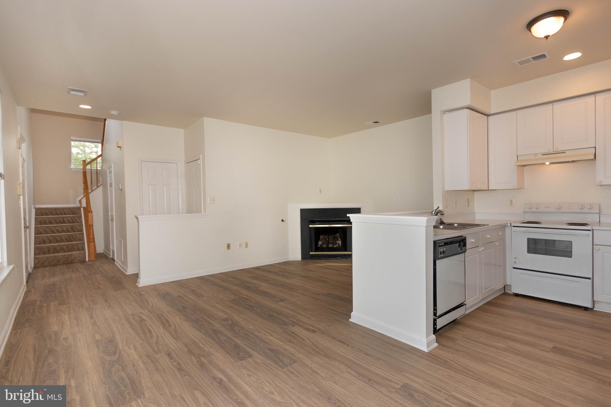 GLEN OAKS CONDOMINIUM - Residential Lease