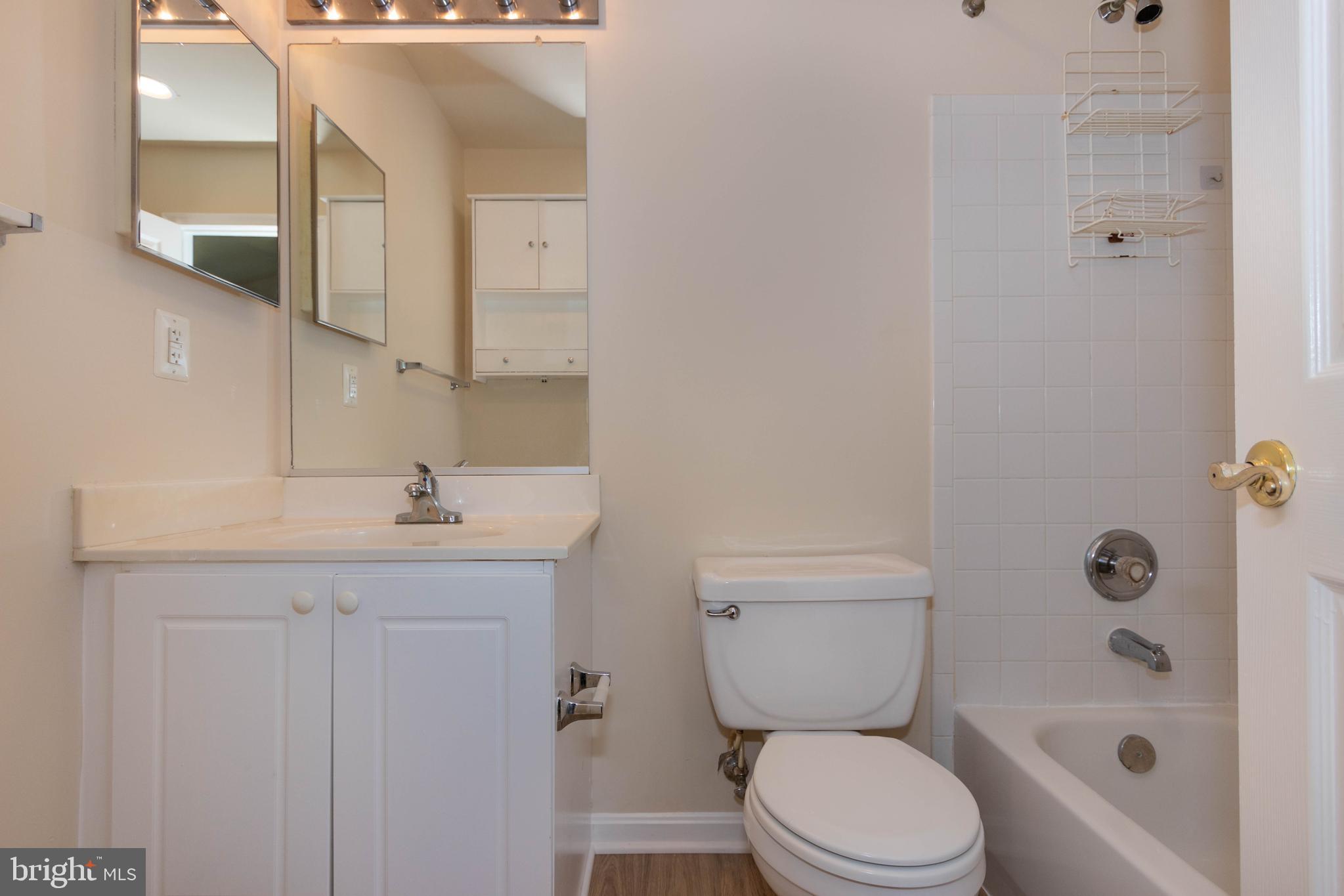 GLEN OAKS CONDOMINIUM - Residential Lease