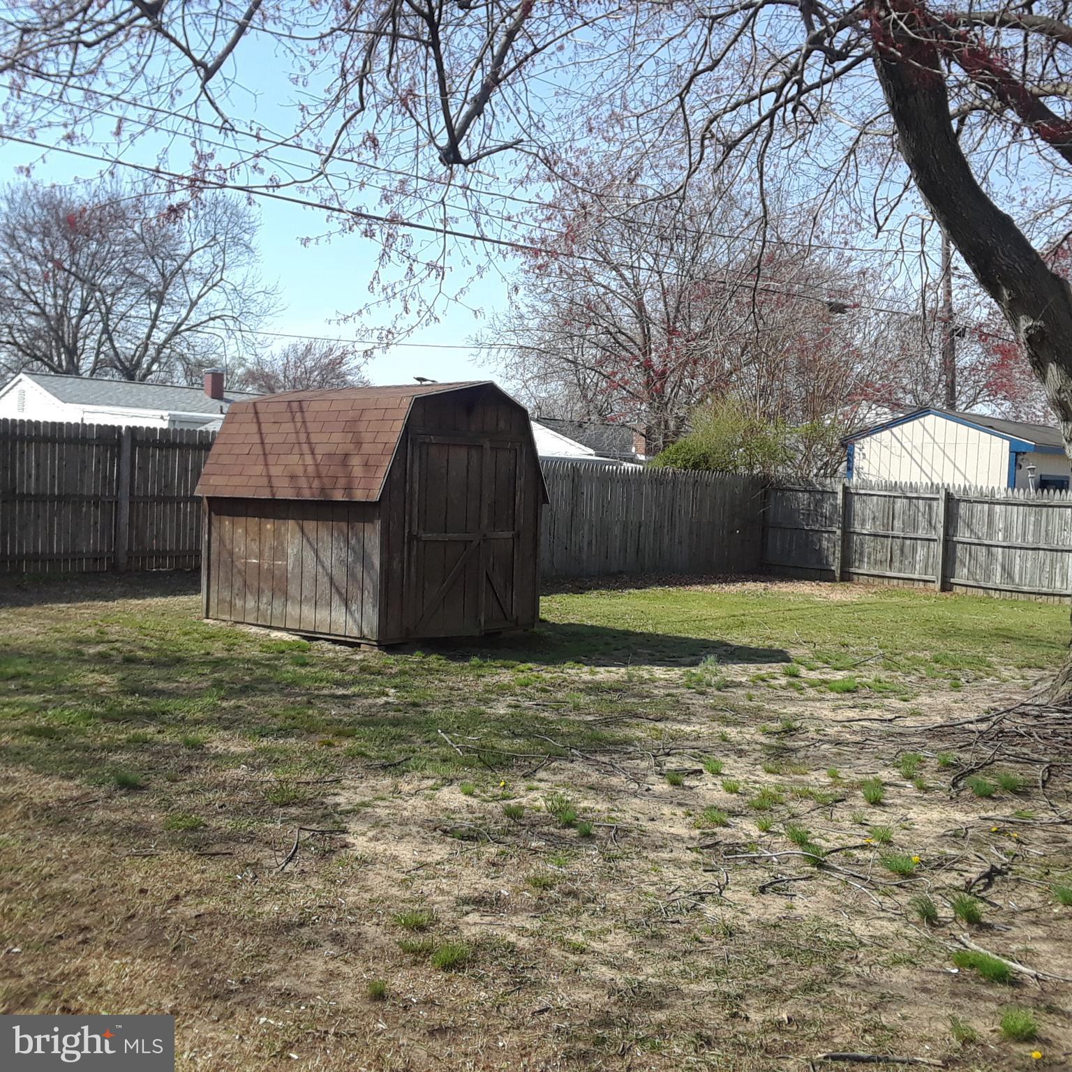 COUNTRY CLUB MANOR - Residential